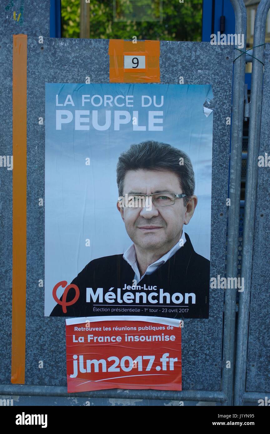 Le Vieux-Marche, Bretagne, Frankreich. 22. April 2017. Kandidaten werden draußen ruhig Wahllokalen vor Frankreichs große Wahltag angezeigt. Bildnachweis: Lukas Peters/Alamy Live-Nachrichten Stockfoto