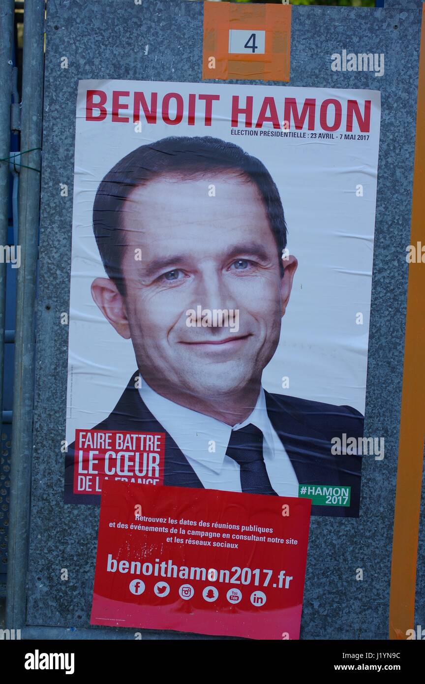 Le Vieux-Marche, Bretagne, Frankreich. 22. April 2017. Kandidaten werden draußen ruhig Wahllokalen vor Frankreichs große Wahltag angezeigt. Bildnachweis: Lukas Peters/Alamy Live-Nachrichten Stockfoto