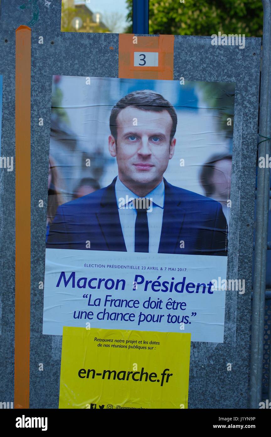 Le Vieux-Marche, Bretagne, Frankreich. 22. April 2017. Kandidaten werden draußen ruhig Wahllokalen vor Frankreichs große Wahltag angezeigt. Bildnachweis: Lukas Peters/Alamy Live-Nachrichten Stockfoto