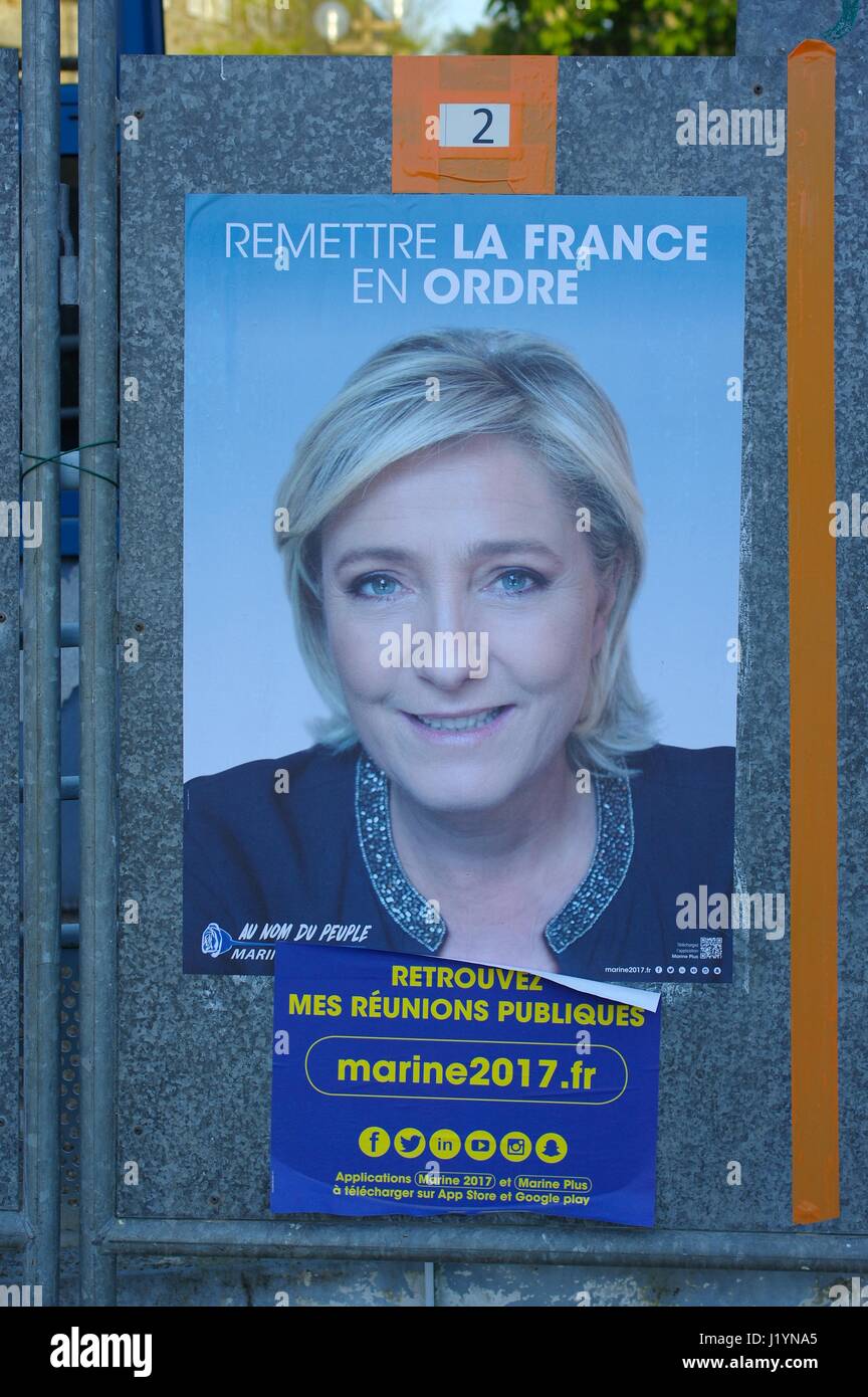 Le Vieux-Marche, Bretagne, Frankreich. 22. April 2017. Kandidaten werden draußen ruhig Wahllokalen vor Frankreichs große Wahltag angezeigt. Bildnachweis: Lukas Peters/Alamy Live-Nachrichten Stockfoto