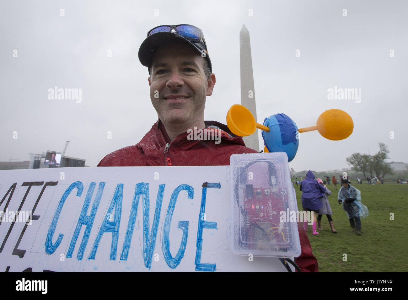 Washington, District Of Columbia, USA. 22. April 2017. JESSE LAIRD von Bend, Oregon, hält die '' Wissenschaft März Zeichen '' ein Protest-Schild, die Einnahme von live-Wetterdaten und zwitschert es an Präsident DONALD TRUMP während LAIRD Proteste im März For Science in Washington, DC am 22. April 2017. Bildnachweis: Alex Edelman/ZUMA Draht/Alamy Live-Nachrichten Stockfoto