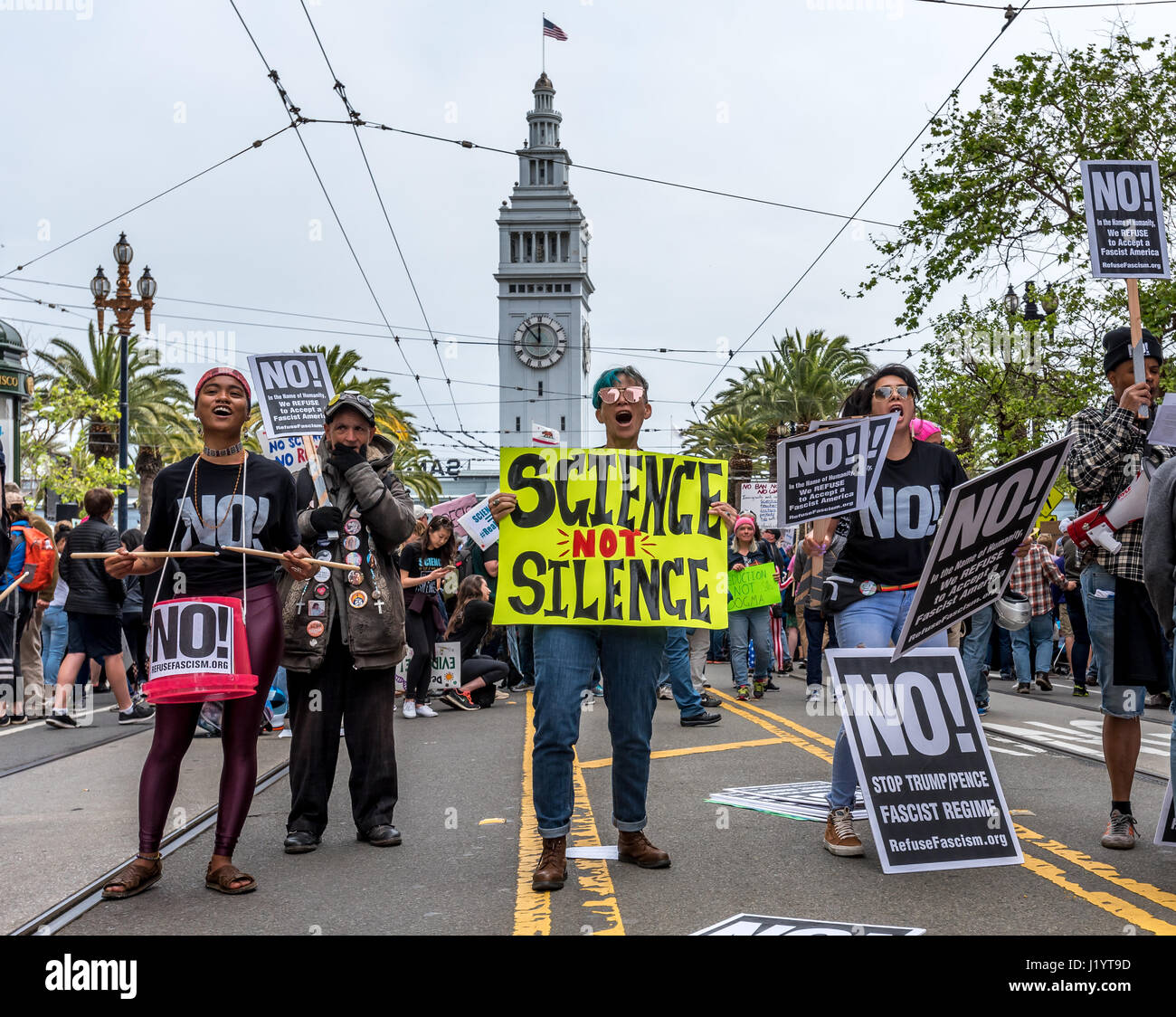 San Francisco, Kalifornien, USA. 22. April 2017. Temperamentvolle Demonstranten am Markt halten Straßenschilder protestieren Trumpf / Pence als ein faschistisches Regime und ein Schild in der Mitte liest "Wissenschaft nicht schweigen." Tausende von Menschen versammeln sich in der Innenstadt von San Francisco, um Unterstützung für die Wissenschaft in den USA zu zeigen, während auch protestieren Trumps großen Kürzungen der Environmental Protection Agency, National Institutes of Health und andere Wissenschaft befassten Organisationen und Programme beim San Francisco Marsch für Wissenschaft 22. April 2017. Bildnachweis: Shelly Rivoli/Alamy Live-Nachrichten Stockfoto