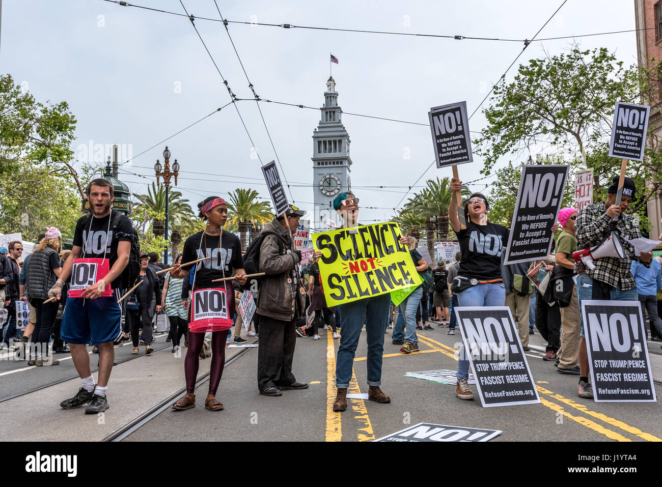 San Francisco, Kalifornien, USA.22nd April 2017. Temperamentvolle Demonstranten am Markt halten Straßenschilder protestieren Trumpf / Pence als ein faschistisches Regime und ein Schild in der Mitte liest "Wissenschaft nicht schweigen." Tausende von Menschen versammeln sich in der Innenstadt von San Francisco, um Unterstützung für die Wissenschaft in den USA zu zeigen, während auch protestieren Trumps großen Kürzungen der Environmental Protection Agency, National Institutes of Health und andere Wissenschaft befassten Organisationen und Programme beim San Francisco Marsch für Wissenschaft 22. April 2017. Bildnachweis: Shelly Rivoli/Alamy Live-Nachrichten Stockfoto