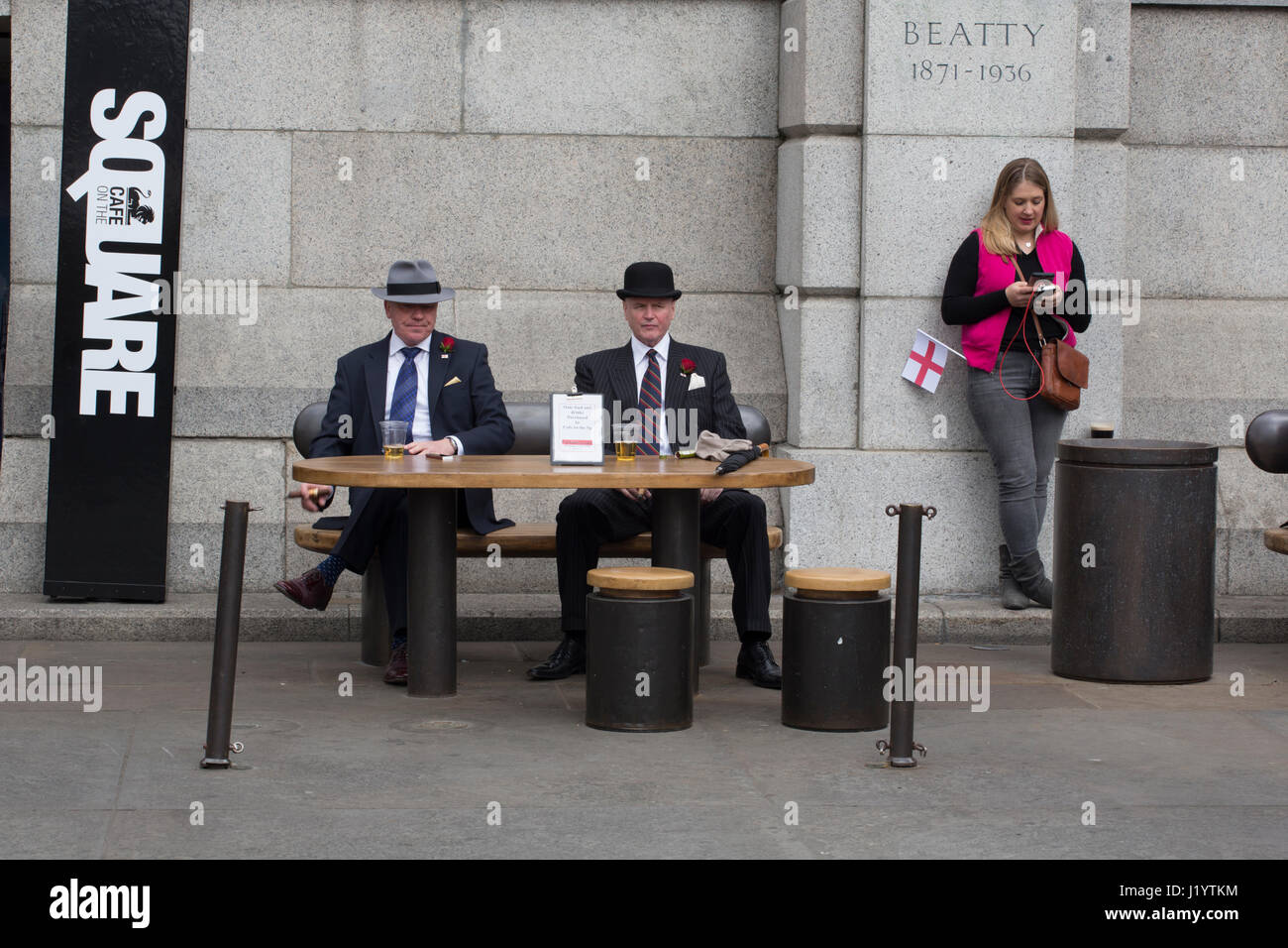 London, UK. 22. April 2017. Str. Georges Tag 2017 feiern auf dem Trafalgar Square in London, England, Vereinigtes Königreich. Die jährliche kostenlose Veranstaltung wurde organisiert durch den Bürgermeister von London und zog eine riesige Menschenmenge feiert der Schutzpatron von England. Einige Leute in der Menge waren sehr bunt und einige trugen Kostüme für die Freude von Kindern und Erwachsenen. Auch gab es Menschen, die einen Bowler-Hut so beliebt bei Touristen und Einheimischen gleichermaßen beliebt. Bildnachweis: Chris Pig Fotografie/Alamy Live-Nachrichten Stockfoto