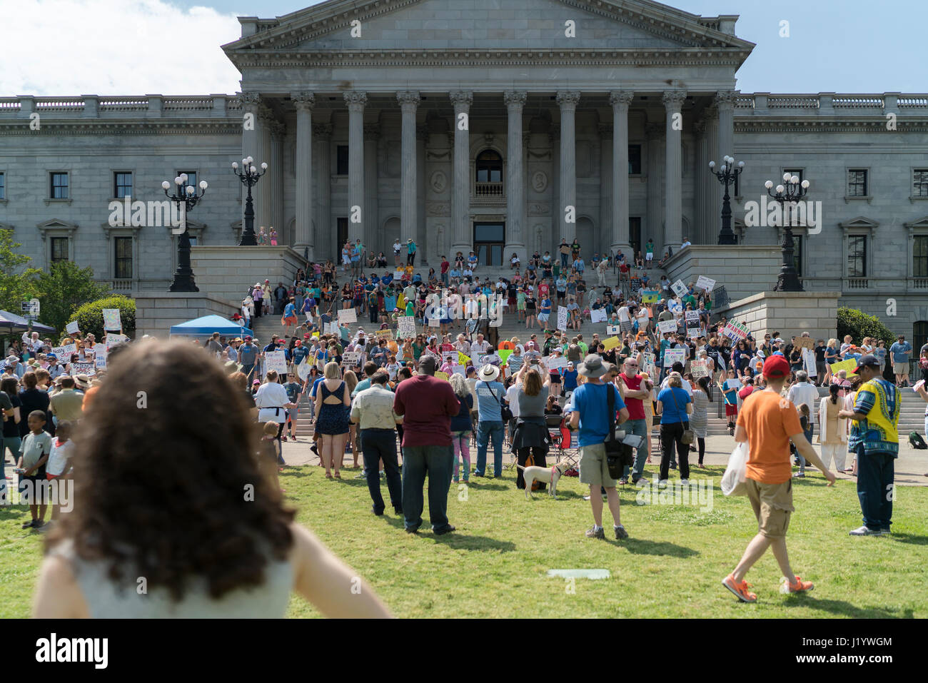 Columbia, USA. 22. April 2017. Demonstrator versammeln sich auf die Schritte der South Carolina State House in Kolumbien Unterstützung für den März für Wissenschaft zu zeigen. Im März für die Wissenschaft ist der erste Schritt für eine globale Bewegung, die wichtige Rolle der Wissenschaft spielt in unserer Gesundheit, die Sicherheit, die Wirtschaft zu verteidigen, und Regierungen. Credit: sinisa Kukic/Alamy leben Nachrichten Stockfoto