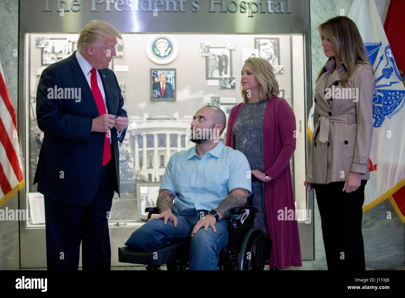 Bethesda, Maryland, USA. 22. April 2017. US Präsident Donald J. Trump (L), mit First Lady Melania Trump (R), Gespräche mit Sergeant First Class Alvaro Barrientos (2-L), mit seiner Frau Tammy Barrientos (2-R), vor der Vergabe Purple Heart an ihn während eines Besuchs in Walter Reed National Military Medical Center in Bethesda, Maryland, USA, 22. April 2017. Sergeant First Class Alvaro Barrientos verletzt wurde vor kurzem in Afghanistan während bereitgestellt und für die Wunden, die er sich zugezogen, er empfängt das Purple Heart. Bildnachweis: Shawn Thew/Pool über CNP/MediaPunch/Alamy Live News Stockfoto