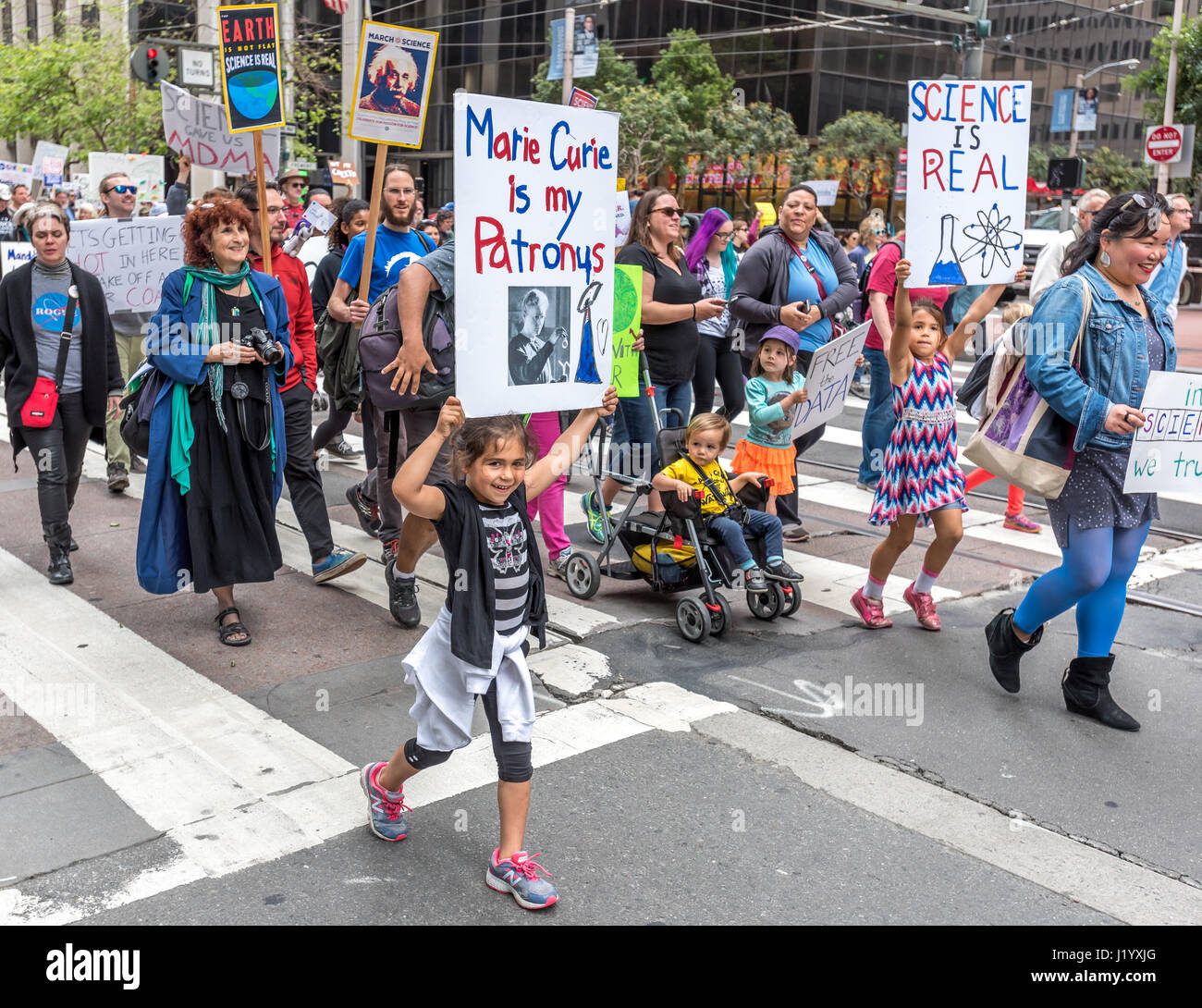 San Francisco, Kalifornien, USA. 22. April 2017. Tausende versammelten sich für das Ereignis, um Unterstützung für die Wissenschaft in den USA zu zeigen, während auch protestieren Trumps großen Kürzungen der Environmental Protection Agency, National Institutes of Health und anderen naturwissenschaftlichen Programme. Eine Wissenschaftsmesse fand nach dem Marsch im Civic Center Plaza statt. Bildnachweis: Shelly Rivoli/Alamy Live-Nachrichten Stockfoto