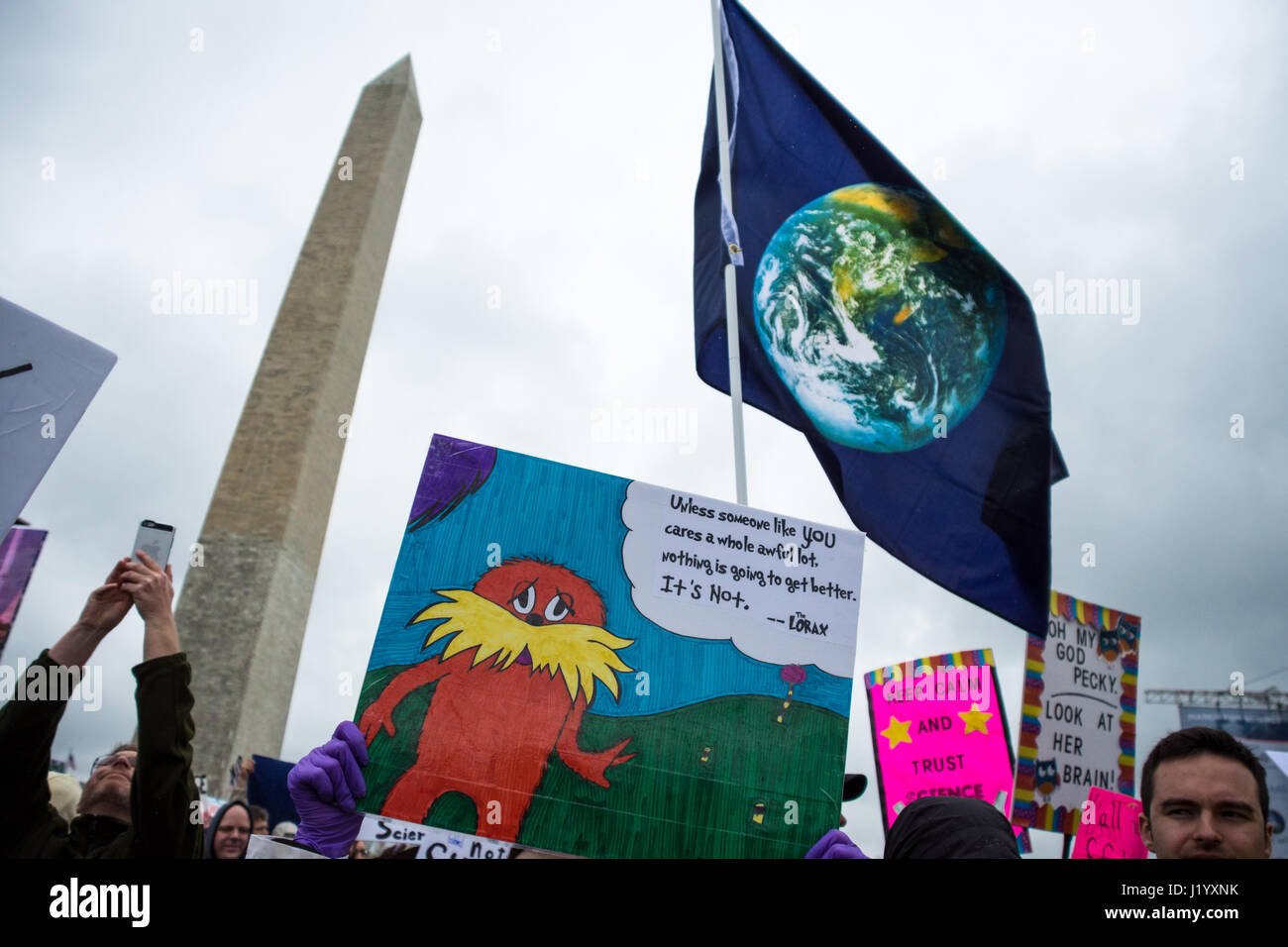 Washington, DC, USA. 22. April 2017. Demonstranten versammeln sich in Washington DC am Earth Day zur Teilnahme an des Marsch für die Wissenschaft. Der Marsch war einer von vielen in Städten auf der ganzen Welt fordert stärkere Unterstützung der Wissenschaft von der Trump-Verwaltung statt. Bildnachweis: Matthew Cherchio/Alamy Live-Nachrichten Stockfoto