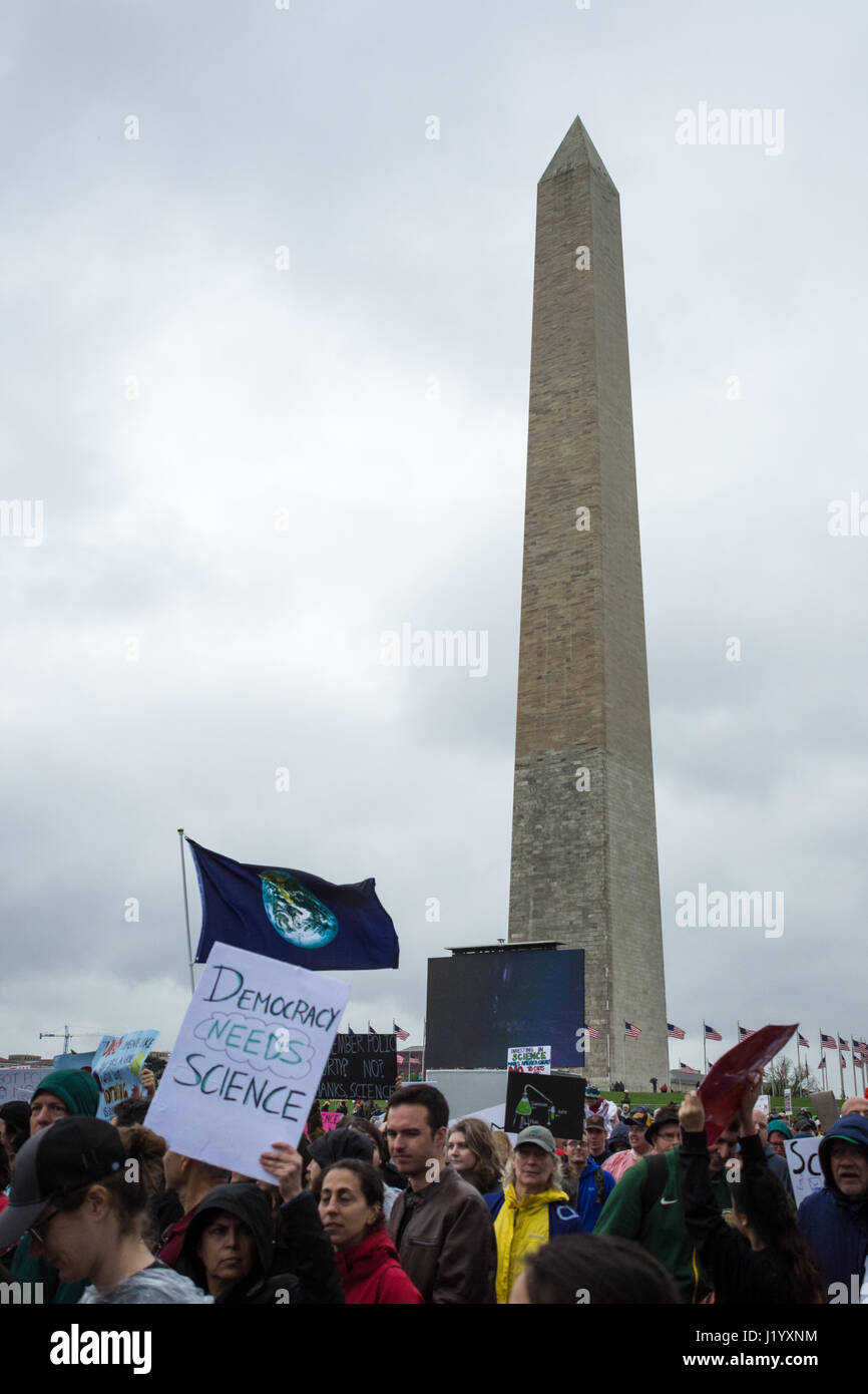 Washington, DC, USA. 22. April 2017. Demonstranten versammeln sich in Washington DC am Earth Day zur Teilnahme an des Marsch für die Wissenschaft. Der Marsch war einer von vielen in Städten auf der ganzen Welt fordert stärkere Unterstützung der Wissenschaft von der Trump-Verwaltung statt. Bildnachweis: Matthew Cherchio/Alamy Live-Nachrichten Stockfoto