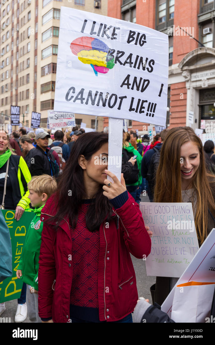 New York, USA. 22. April 2017. Eine unbekannte Frau hält ein Schild, das liest "I wie große Gehirne und ich kann nicht lügen!" während der März für die Wissenschaft am 22. April 2017 in New York. Bildnachweis: Justin Starr/Alamy Live-Nachrichten Stockfoto