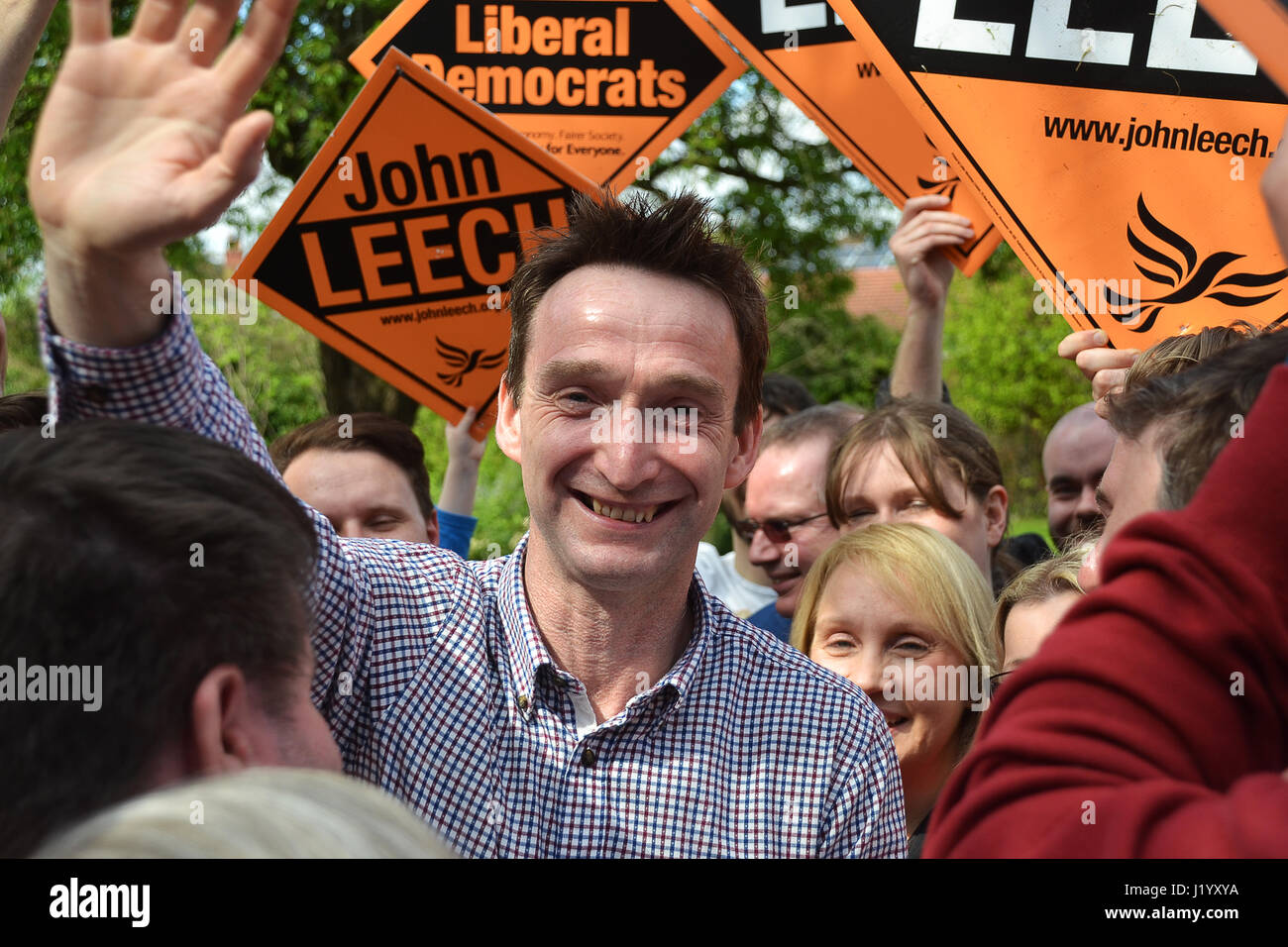 Didsbury, UK. 22. April 2017. John Leech ist begrüßt und umgeben von Massen von Anhängern wie er im Didsbury kommt, seine erste Rallye Wahlkampfrede der Parlamentswahlen 2017 zu liefern. Blutegel wurde der liberale Demokrat Wartungstafel für Manchester Withington von 2005 bis 2015, als er zur Arbeit verloren. Blutegel wurde in Manchester im Jahr 2016 als die einzige Opposition gewählt fegt 53 % der Stimmen. Er hofft, Withington Parlamentssitz in den Parlamentswahlen 2017 wieder zu erlangen. Er versprach, Kampf gegen einen harten Brexit sagen Labour und konservativen hatte Manchester Stich über austritt. Stockfoto