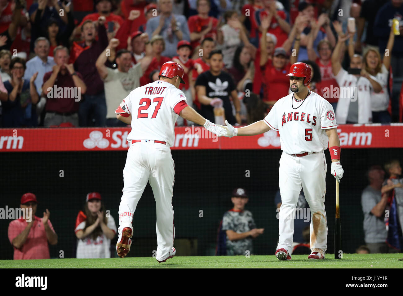 21. April 2017: Los Angeles Angels Center Fielder Mike Forelle #27 bekommt ein high Five aus Los Angeles Angels Designated Hitter Albert Pujols #5 nach seiner alten Monster homer zu rechten Feld im Spiel zwischen der Toronto Blue Jays und Los Angeles Angels of Anaheim, Angel Stadium in Anaheim, CA, Fotograf: Peter Joneleit Stockfoto