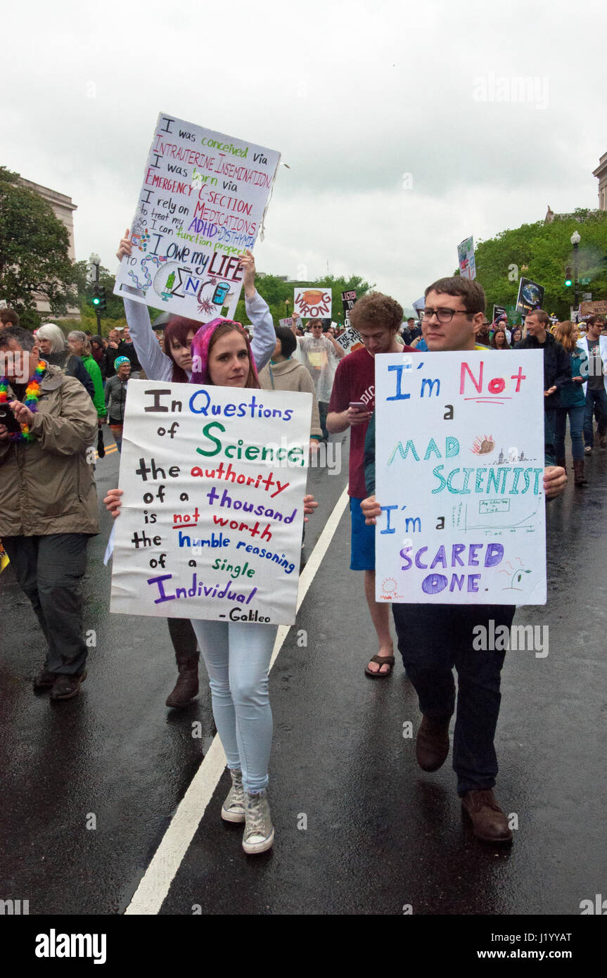 Washington DC, USA. 22. April 2017. Demonstranten nehmen an der Marsch für die Wissenschaft. Kirk Treakle/Alamy Live-Nachrichten Stockfoto