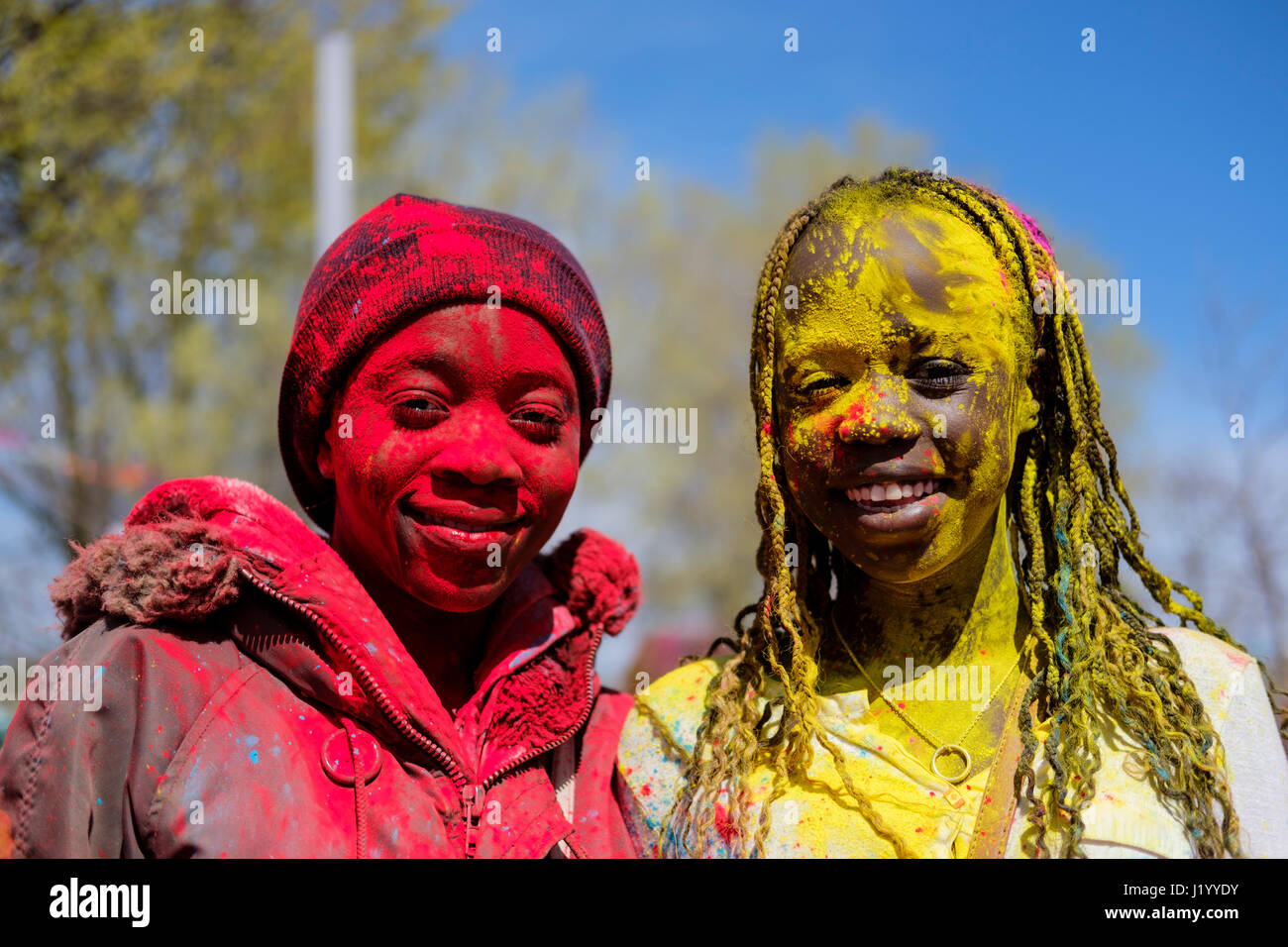 London, Ontario, Kanada, 22. April 2017. Zwei afroamerikanische Teenager, Mädchen, die mit buntem Pulver bedeckt sind und während des Holi Spring Festivals, auch bekannt als Rangwali Holi, Dhuleti, Dhulandi, Phagwah, oder einfach als Festival of Colours, einem hinduistischen Festival zur Feier des Frühlings in London, Ontario, Kanada, die Kamera im Victoria Park betrachten. Kredit: Rubens Alarcon/Alamy Live Nachrichten. Stockfoto