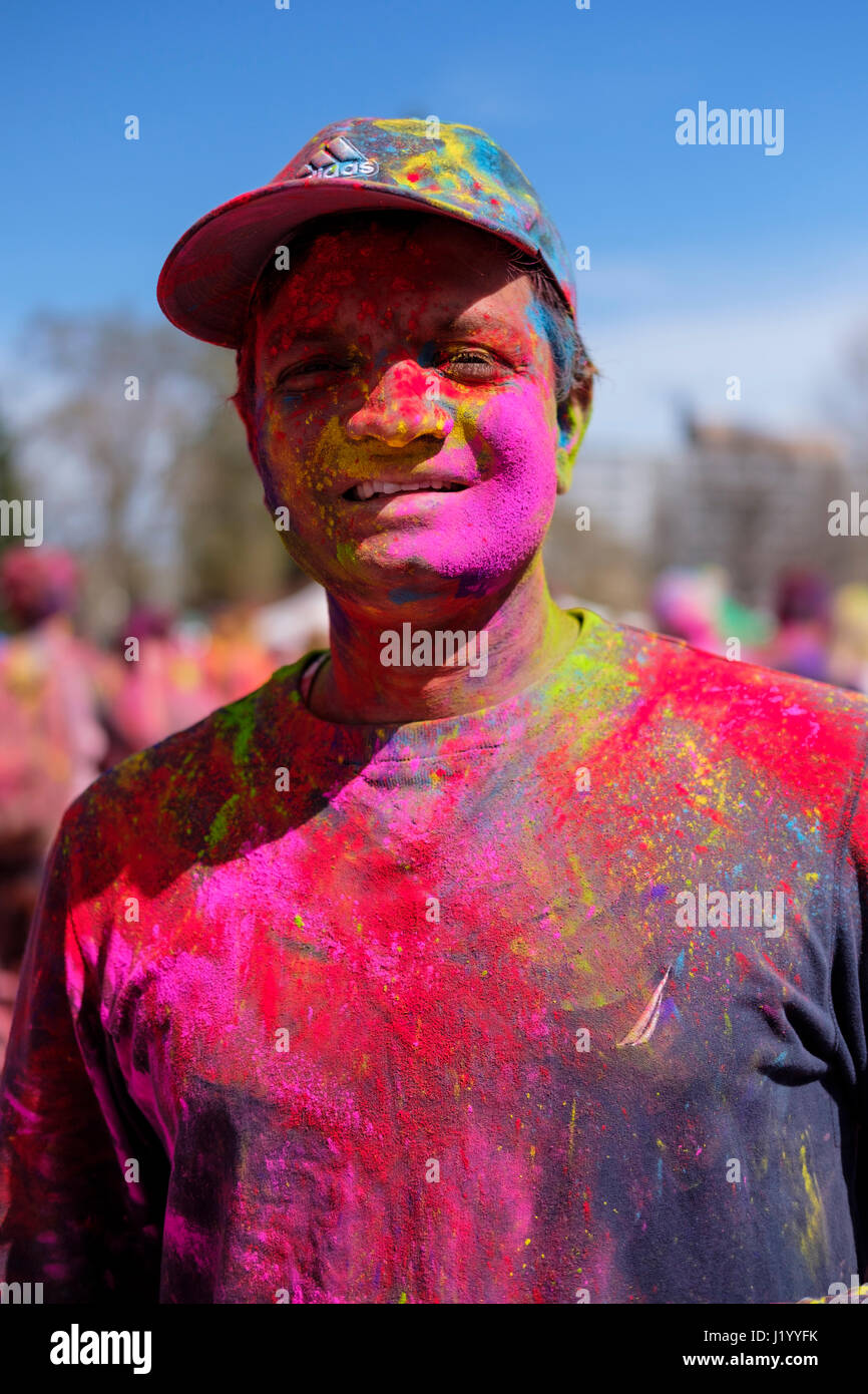 London, Ontario, Kanada, 22. April 2017. Man bedeckt in bunte Pulver lächelnd in die Kamera im Victoria Park während des Frühlingsfestes Holi, auch bekannt als Rangwali Holi, Dhuleti, Dhulandi, Phagwah oder einfach als fest der Farben, ein Hindu-Festival zur Feier der Ankunft des Frühlings in London, Ontario, Kanada. Bildnachweis: Rubens Alarcon/Alamy Live-Nachrichten. Stockfoto