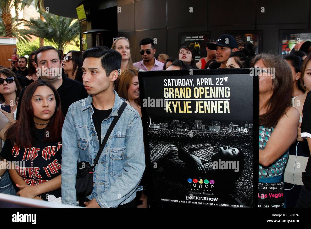 Las Vegas, NV, USA. 22. April 2017. Atmosphäre im Ankunftsbereich für Kylie Jenner weiter das Grand Opening Feier von Zucker Fabrik American Brasserie, Fashion Show Mall, Las Vegas, NV 22. April 2017. Bildnachweis: JA/Everett Collection/Alamy Live-Nachrichten Stockfoto