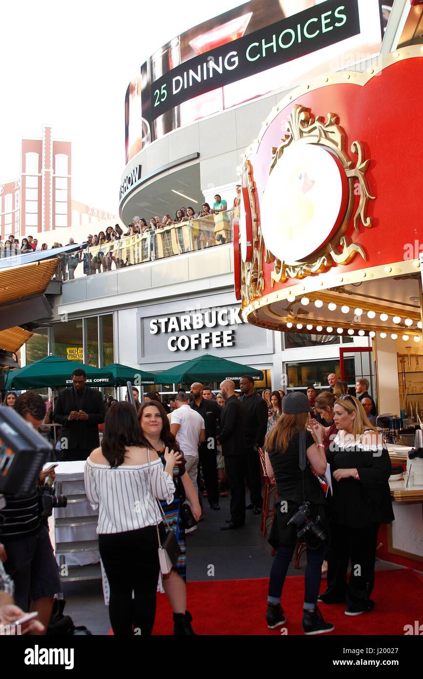 Las Vegas, NV, USA. 22. April 2017. Atmosphäre im Ankunftsbereich für Kylie Jenner weiter das Grand Opening Feier von Zucker Fabrik American Brasserie, Fashion Show Mall, Las Vegas, NV 22. April 2017. Bildnachweis: JA/Everett Collection/Alamy Live-Nachrichten Stockfoto