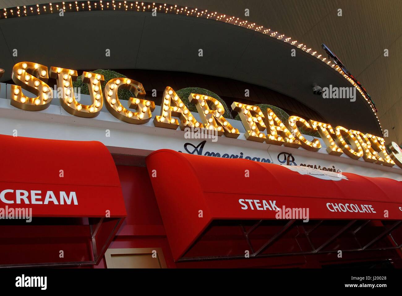 Las Vegas, NV, USA. 22. April 2017. Atmosphäre im Ankunftsbereich für Kylie Jenner weiter das Grand Opening Feier von Zucker Fabrik American Brasserie, Fashion Show Mall, Las Vegas, NV 22. April 2017. Bildnachweis: JA/Everett Collection/Alamy Live-Nachrichten Stockfoto