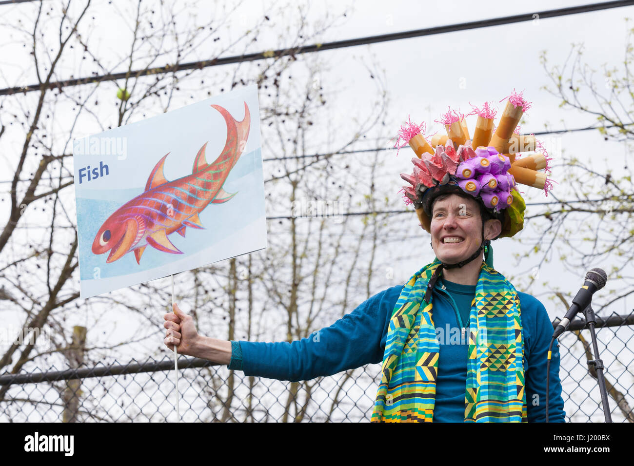 Seattle, Washington, USA. 22. April 2017. Karen Lewis Co-Autor von "Großmutter" ein Kind des Fisches erstes Buch der Evolution, erscheint bei der Rallye in Cal Anderson Park. Der Marsch für Wissenschaft Seattle März eine überparteiliche Kundgebung und Schwester auf den nationalen Marsch für Wissenschaft und mehr als 600 Städten auf der ganzen Welt am Earth Day. Tausende marschierten von Cal Anderson Park im Stadtteil Capitol Hill zum Seattle Center, Wissenschaft und die Rolle spielt es im Alltag zu feiern sowie die Politik der Trump-Regierung zu protestieren. Stockfoto