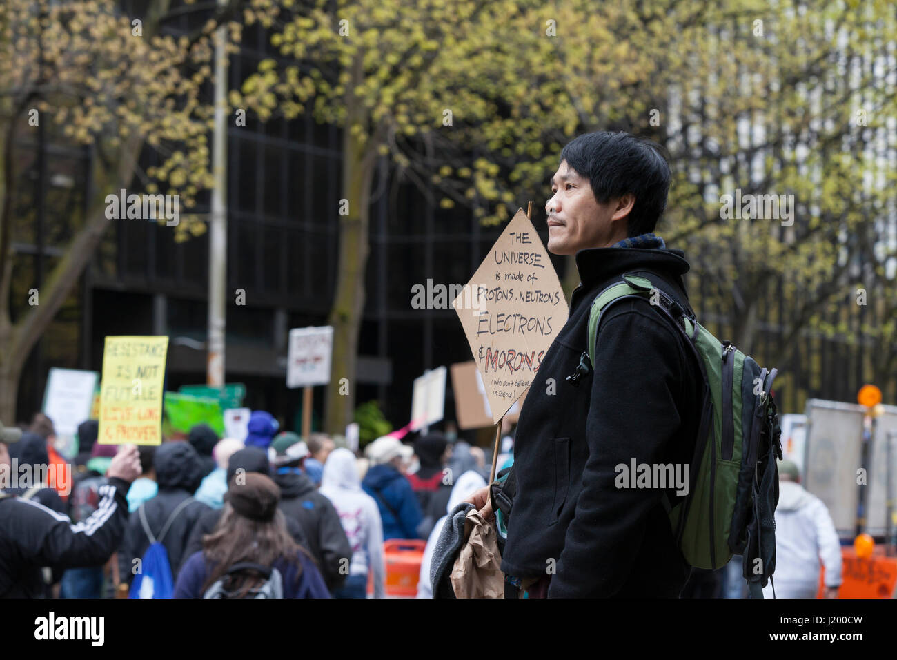 Seattle, Washington, USA. 22. April 2017. Bingram L. hält ein Protest-Schild am Seattle Cinerama. Der Marsch für Wissenschaft Seattle war eine überparteiliche Kundgebung und Schwester März auf den nationalen Marsch für die Wissenschaft und über 600 Städten auf der ganzen Welt am Earth Day. Tausende marschierten von Cal Anderson Park im Stadtteil Capitol Hill zum Seattle Center, Wissenschaft und die Rolle spielt es im Alltag zu feiern sowie die Politik der Trump-Regierung zu protestieren. Stockfoto