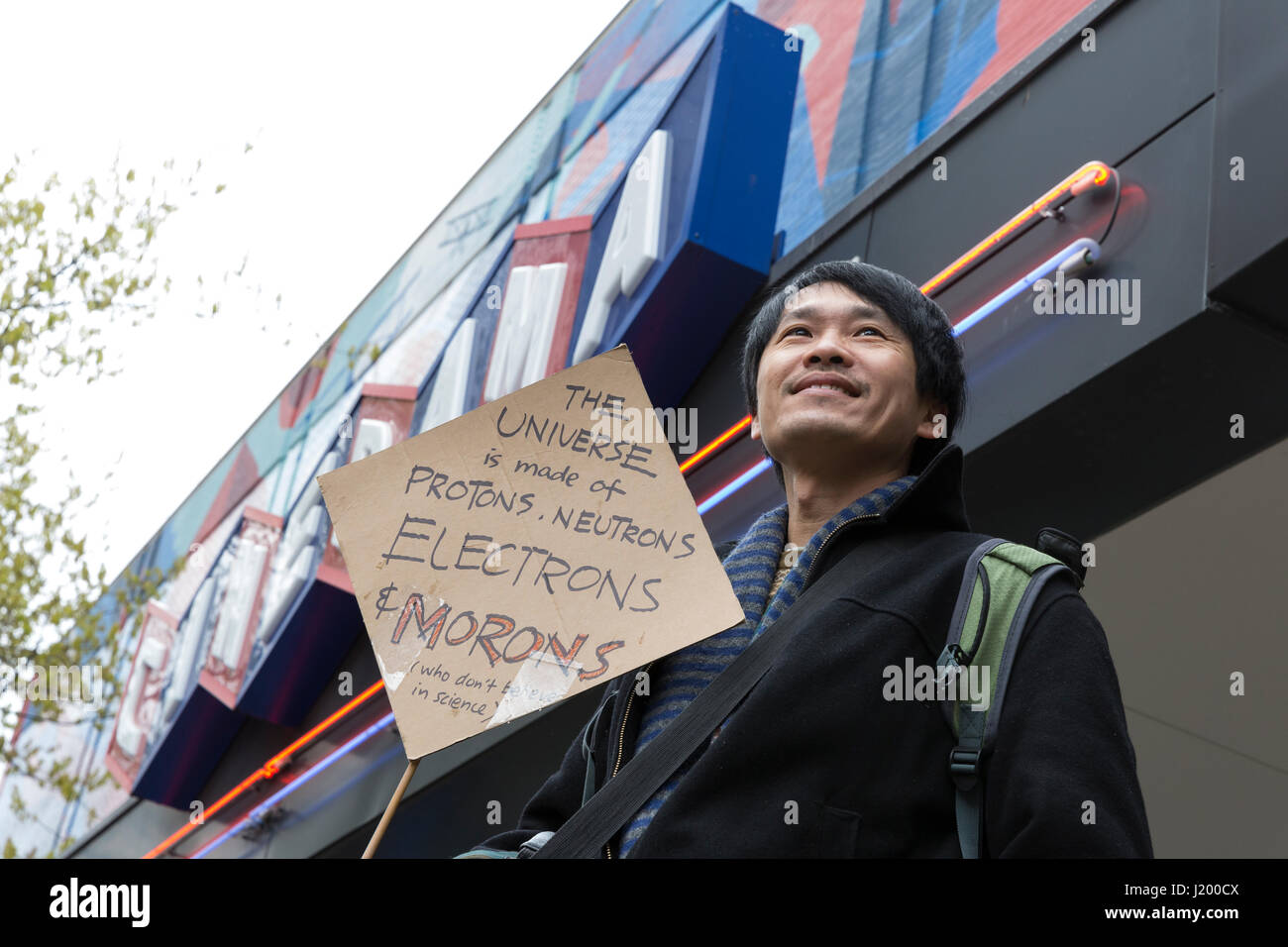 Seattle, Washington, USA. 22. April 2017. Bingram L. hält ein Protest-Schild am Seattle Cinerama. Der Marsch für Wissenschaft Seattle war eine überparteiliche Kundgebung und Schwester März auf den nationalen Marsch für die Wissenschaft und über 600 Städten auf der ganzen Welt am Earth Day. Tausende marschierten von Cal Anderson Park im Stadtteil Capitol Hill zum Seattle Center, Wissenschaft und die Rolle spielt es im Alltag zu feiern sowie die Politik der Trump-Regierung zu protestieren. Stockfoto
