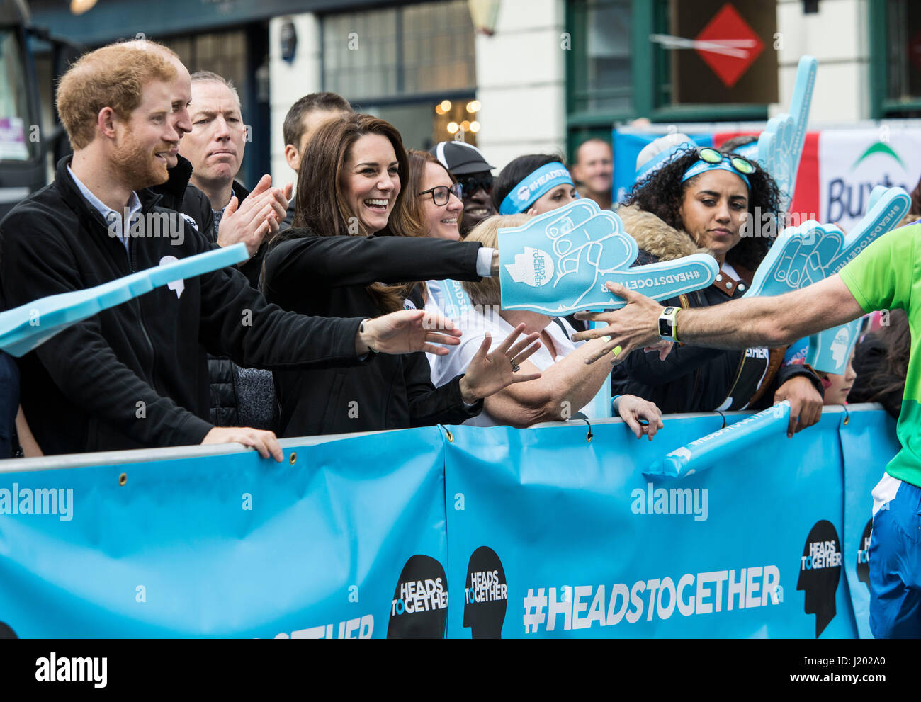 London, UK. 23. April 2017.  Virgin Money-London-Marathon. Prinz Harry, Prinz William, Herzog von Cambridge und Catherine, die Herzogin von Cambridge Uhr den London-Marathon passieren durch Greenwich in London, England am 23. April 2017. Sie waren dort als Unterstützer der psychischen Gesundheit Kampagne Köpfe zusammen, die die Nächstenliebe des Jahres für den Jungfrau-Geld-London-Marathon ist. Foto: Credit: 2017 David Levenson / Alamy Live News Stockfoto