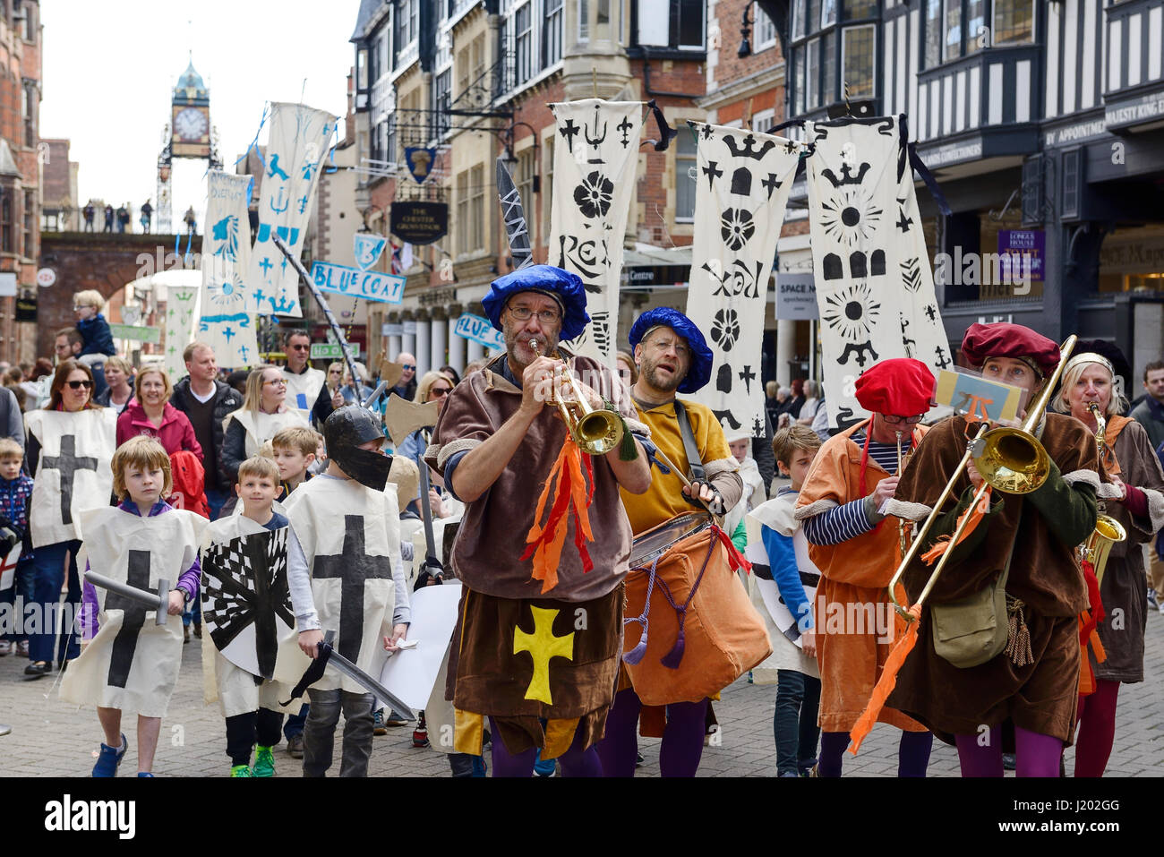 Chester, UK. 23. April 2017. St George es Day-Parade durch die Straßen von Chester mit mittelalterlichen Straßentheater-Performance und Band. Bildnachweis: Andrew Paterson/Alamy Live-Nachrichten Stockfoto