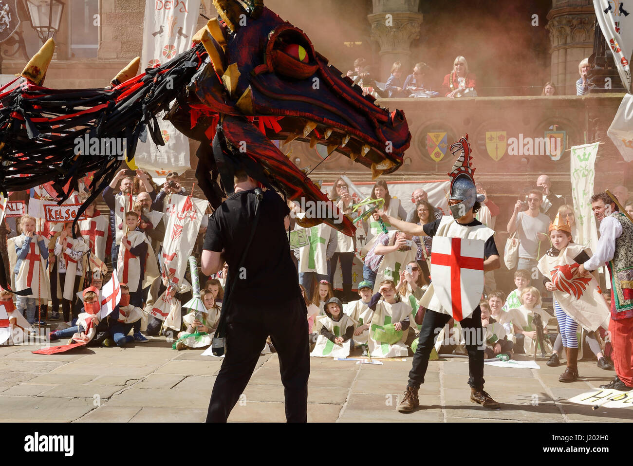 Chester, UK. 23. April 2017. Ein Rauch speienden Drachen kämpft mit St George als Teil der St George Tag mittelalterlichen Straßentheater-Performance im Stadtzentrum von Chester. Bildnachweis: Andrew Paterson/Alamy Live-Nachrichten Stockfoto