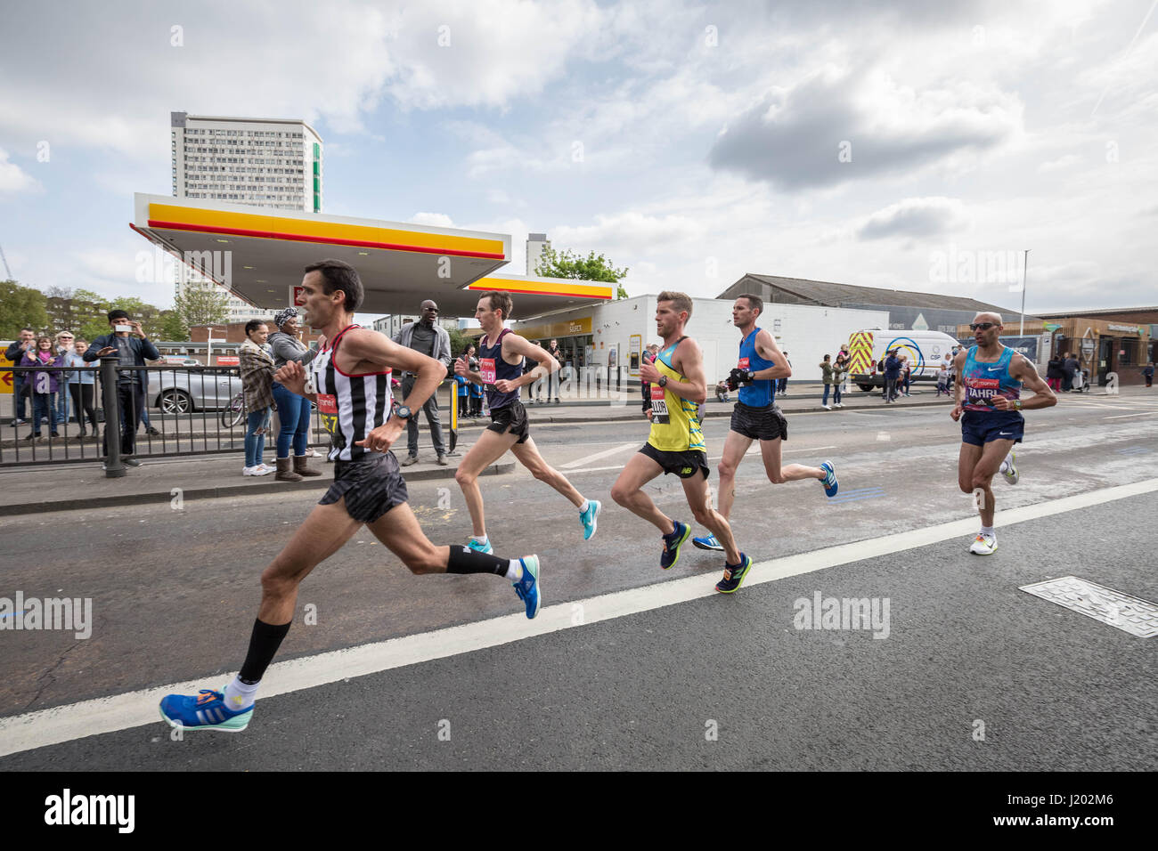 London, Großbritannien. 23 Apr, 2017. Tausende von Läufern während der 37 London Marathon durch Deptford in South East London. Credit: Guy Corbishley/Alamy leben Nachrichten Stockfoto