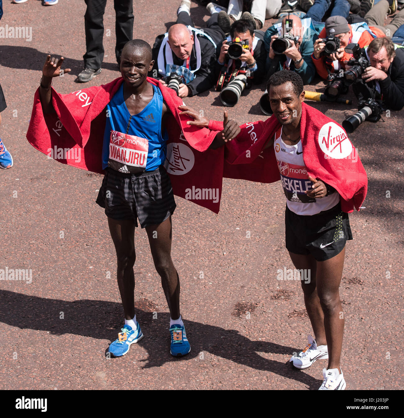 London, UK. 23. April 2017. London, 23. April 2017: Daniel Wanjiru Kenya,(left) Gewinner des Elite-Rennen der Männer und Kenenisa Bekele aus Äthiopien, der zweite in der Männer Elite kam Rennen bei Virgin Geld Marathon Credit: Ian Davidson/Alamy Live News Stockfoto