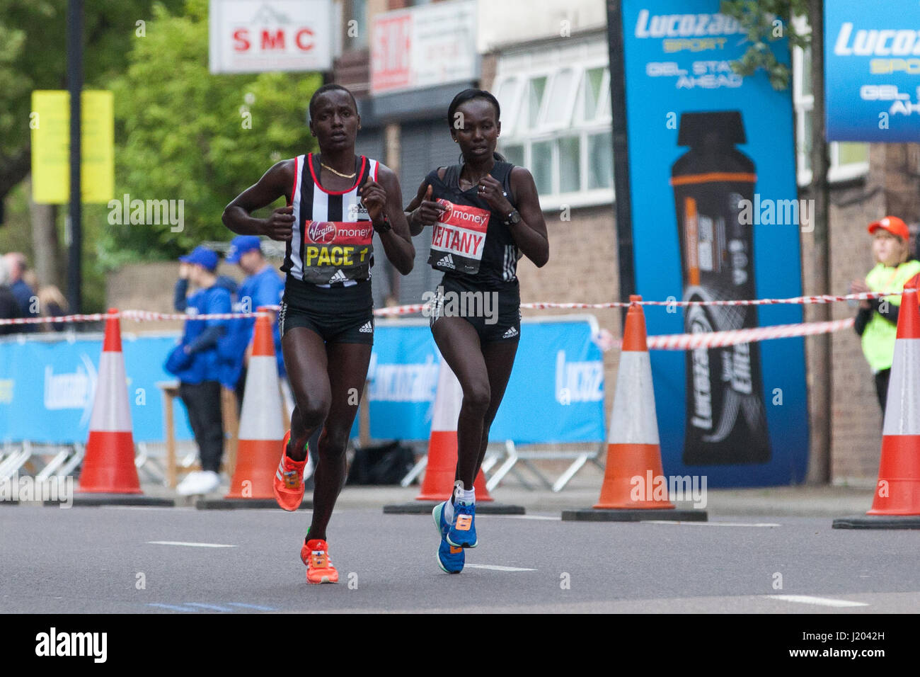 London, UK. 23. April 2017. Mary Keitany von Kenia, wer die Veranstaltung in 02:17:01 gewann, durchzieht Shadwell mit einem Schrittmacher in der Nähe von Halbzeit des 2017 Virgin Geld London-Marathon. Bildnachweis: Mark Kerrison/Alamy Live-Nachrichten Stockfoto