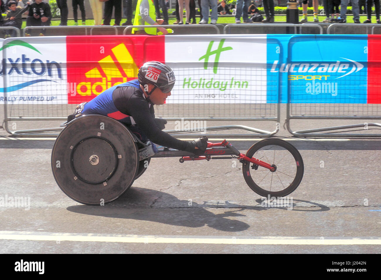 London, UK. 23. April 2017. Ein Teilnehmer im Abschnitt Rollstuhl nähert sich der Ziellinie des London Marathons 2017. Bildnachweis: Brian Minkoff/Alamy Live-Nachrichten Stockfoto