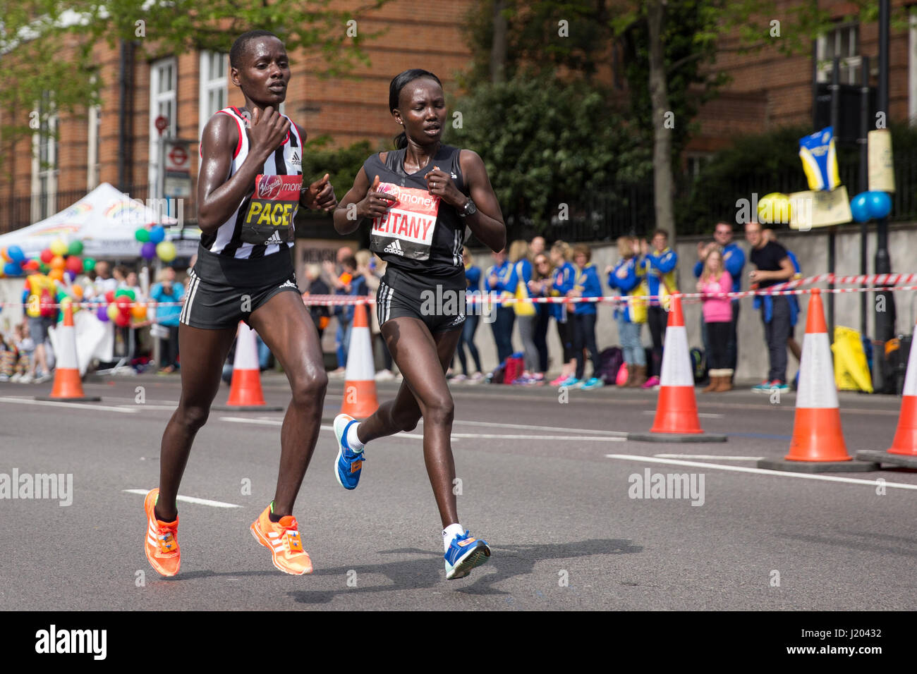 London, UK. 23. April 2017. Mary Keitany von Kenia, wer die Veranstaltung in 02:17:01 gewann, durchzieht Shadwell mit einem Schrittmacher in der Nähe von Halbzeit des 2017 Virgin Geld London-Marathon. Bildnachweis: Mark Kerrison/Alamy Live-Nachrichten Stockfoto