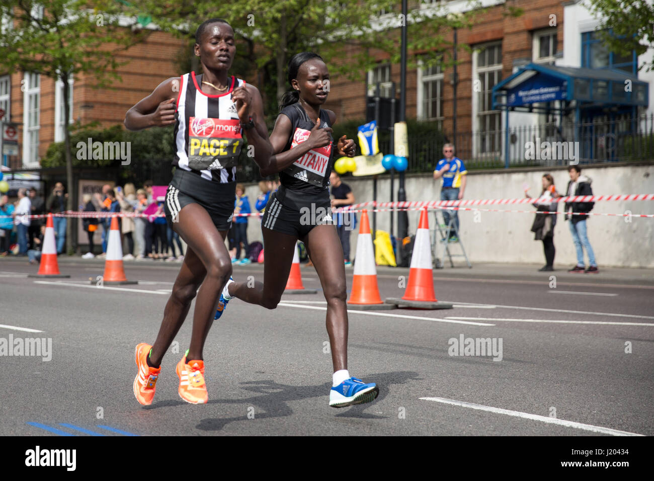 London, UK. 23. April 2017. Mary Keitany von Kenia, wer die Veranstaltung in 02:17:01 gewann, durchzieht Shadwell mit einem Schrittmacher in der Nähe von Halbzeit des 2017 Virgin Geld London-Marathon. Bildnachweis: Mark Kerrison/Alamy Live-Nachrichten Stockfoto