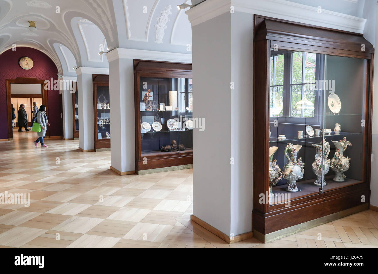 Meißen, Deutschland. 21. April 2017. Menschen besuchen das Museum Porzellan fertigen Meissen in Meißen, Deutschland, am 21. April 2017. Bildnachweis: Shan Yuqi/Xinhua/Alamy Live-Nachrichten Stockfoto