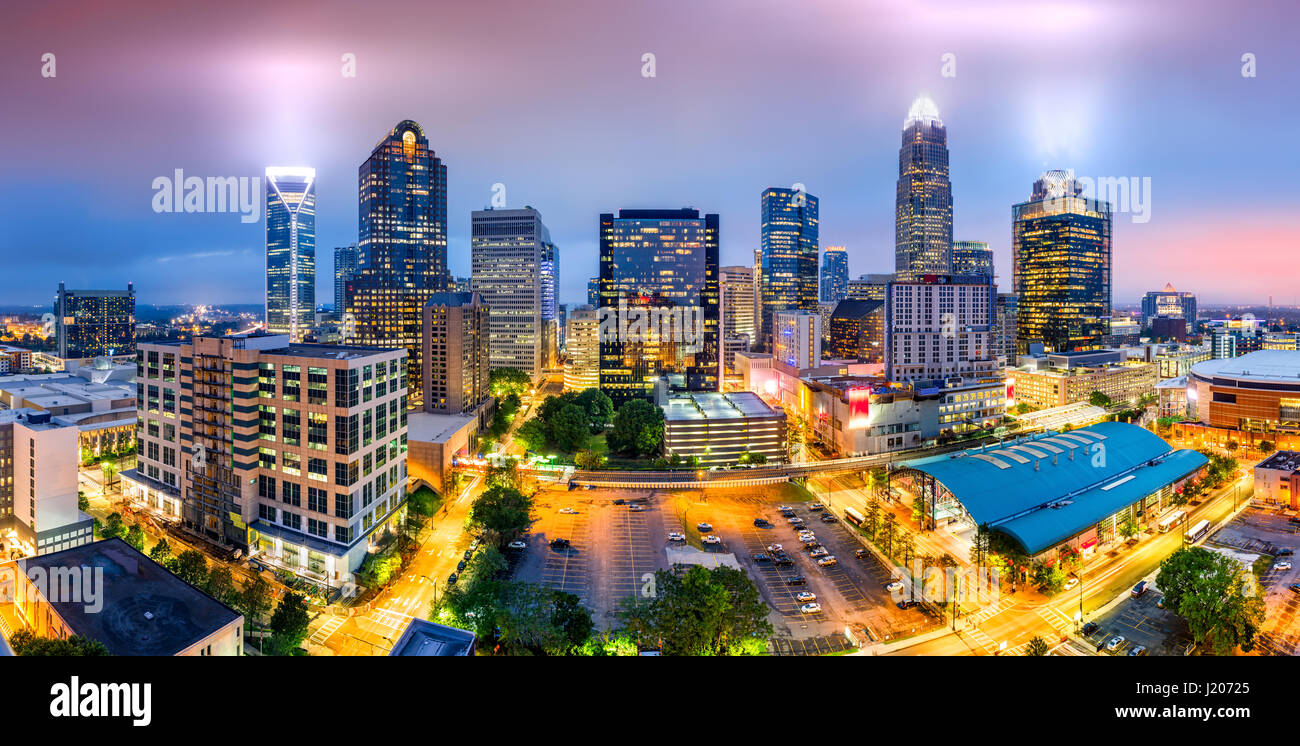 Blick auf die Skyline von Charlotte, NC an einem nebligen Abend. Charlotte ist die größte Stadt im Bundesstaat North Carolina und die 17.-größte Stadt in der Stockfoto