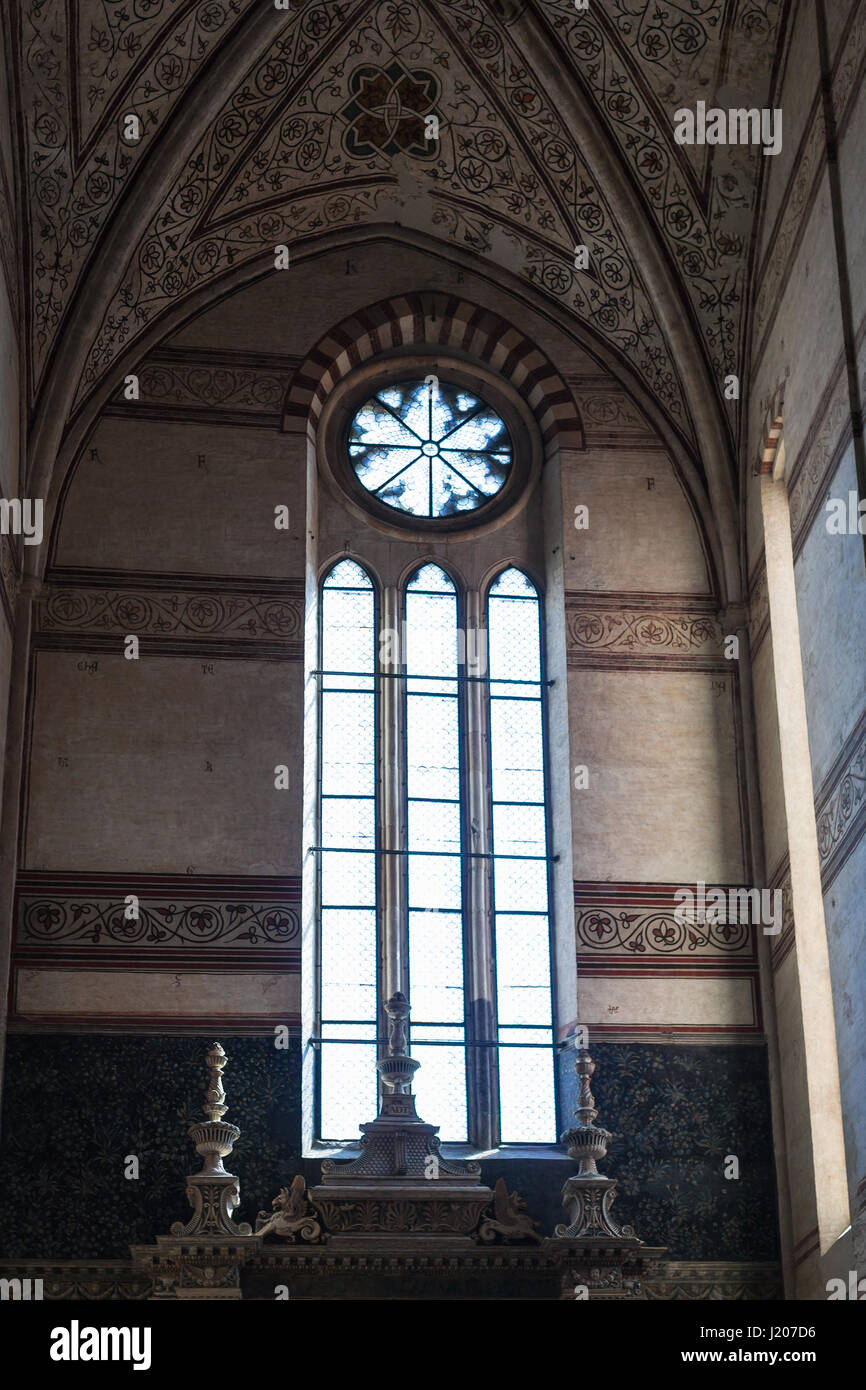 VERONA, Italien - 27. März 2017: Fenster in Chiesa di Sant Anastasia in Verona Stadt. Sant Anastasia ist eine Kirche des Dominikanerordens in Verona, war es Stockfoto