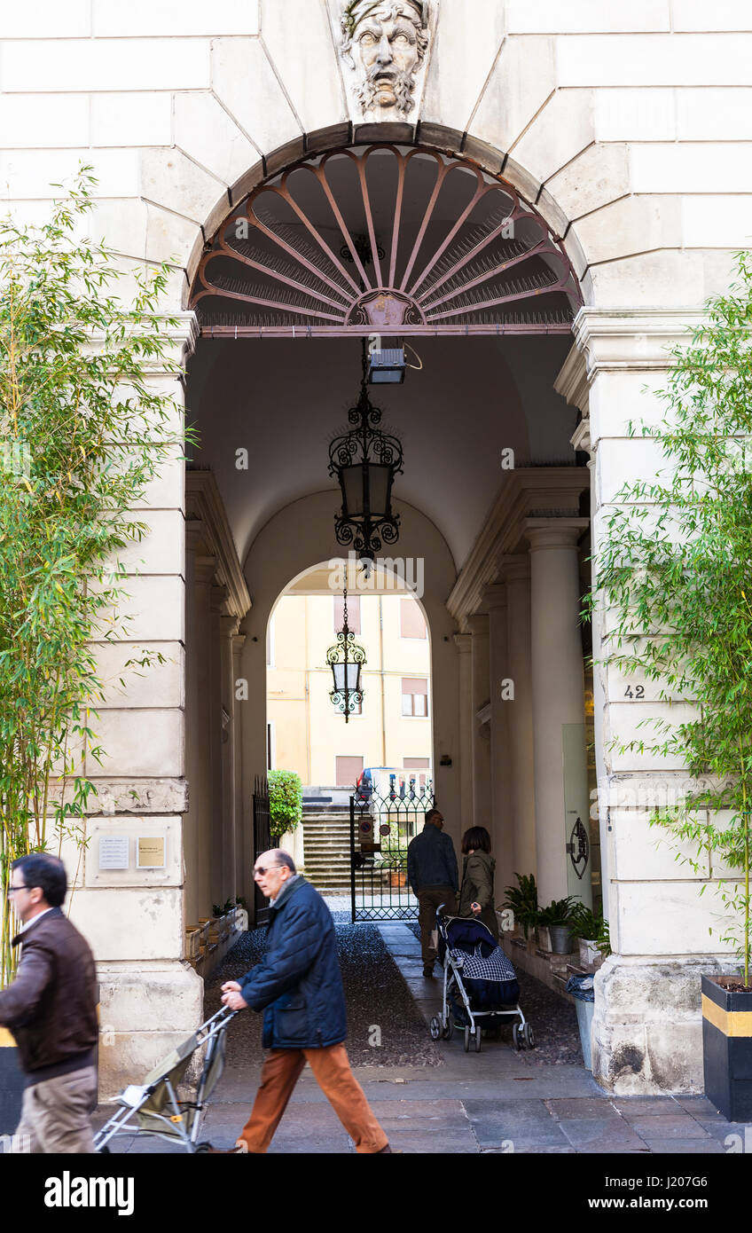 VICENZA, Italien - 28. März 2017: Menschen auf der Piazza del Castello in Vicenza im Frühjahr. Die Stadt des Palladio ist ein UNESCO-Weltkulturerbe gelistet Stockfoto