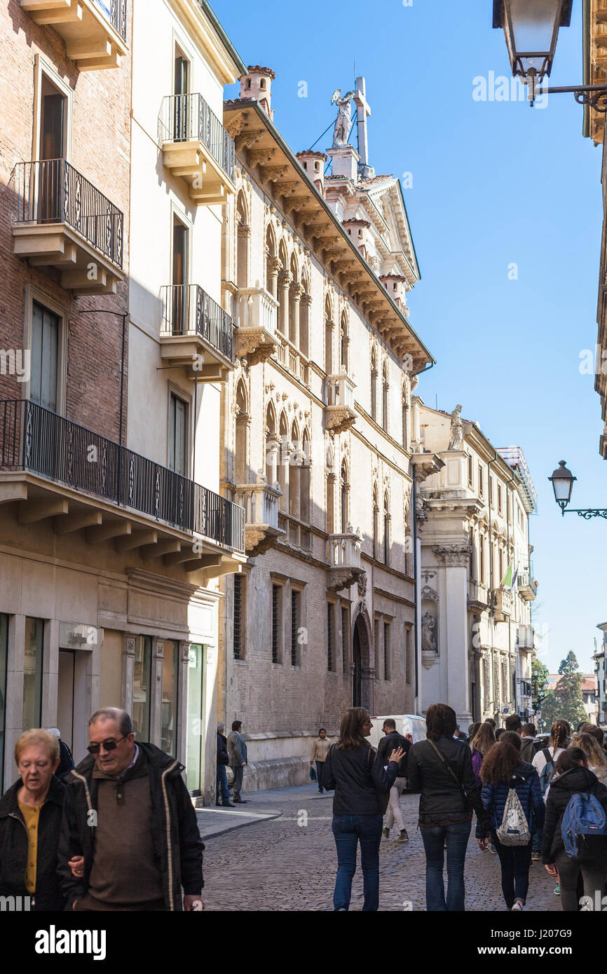 VICENZA, Italien - 28. März 2017: Touristen auf der Straße Corso Andrea Palladio in Vicenza Stadt im Frühjahr. Die Stadt des Palladio hat als ein UNESCO gelistet Stockfoto