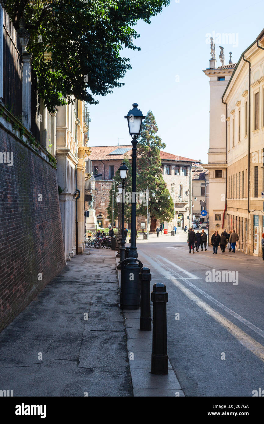 VICENZA, Italien - 28. März 2017: Menschen am Anfang der Straße Corso Andrea Palladio in Vicenza Stadt im Frühjahr. Die Stadt des Palladio wurde Liste Stockfoto