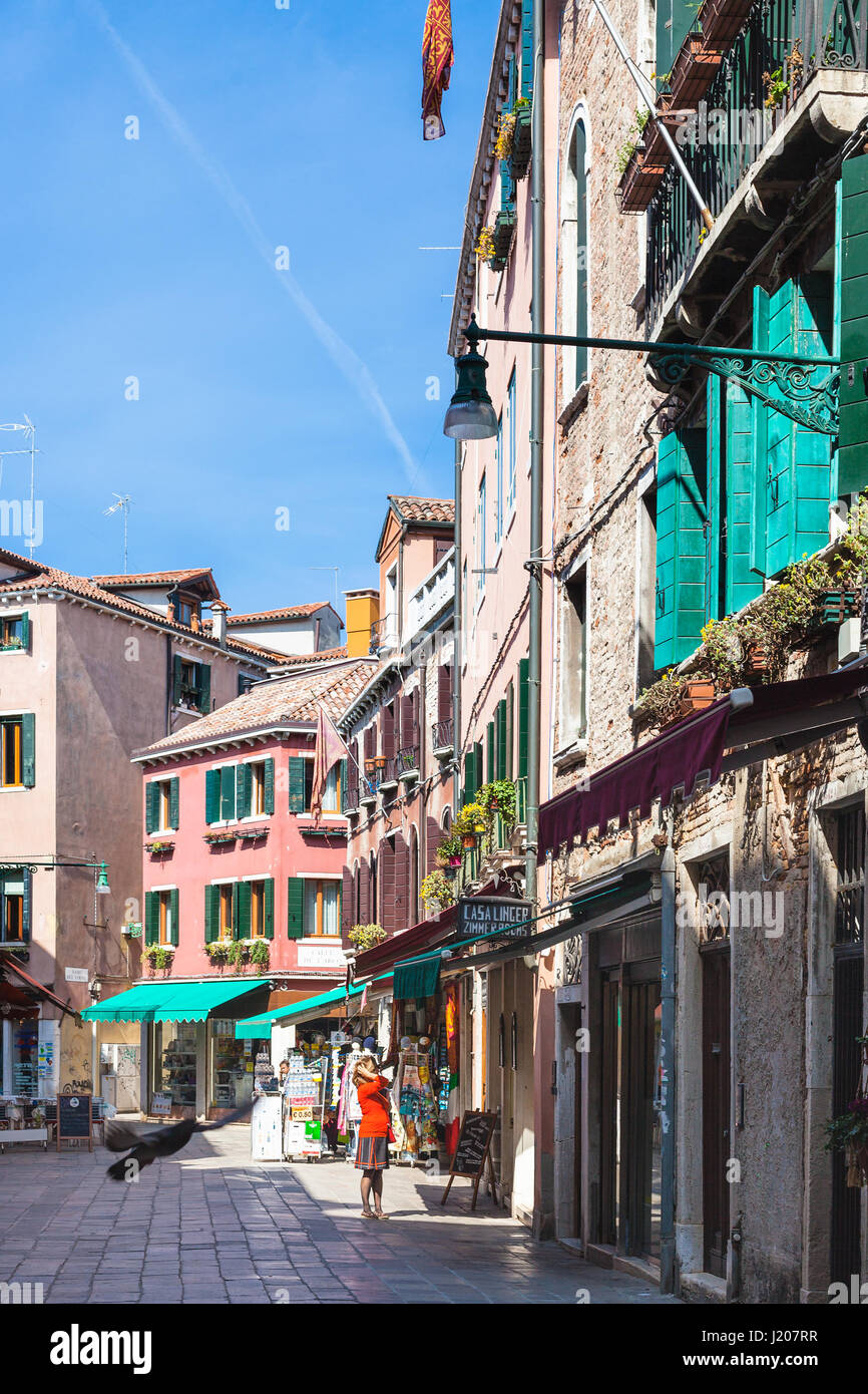 Venedig, Italien - 30. März 2017: Menschen auf der Straße Salizada Sant'Antonin in Venedig im Frühjahr. Die Stadt hat etwa 50.000 Touristen pro Tag und nur etwa 5 Stockfoto