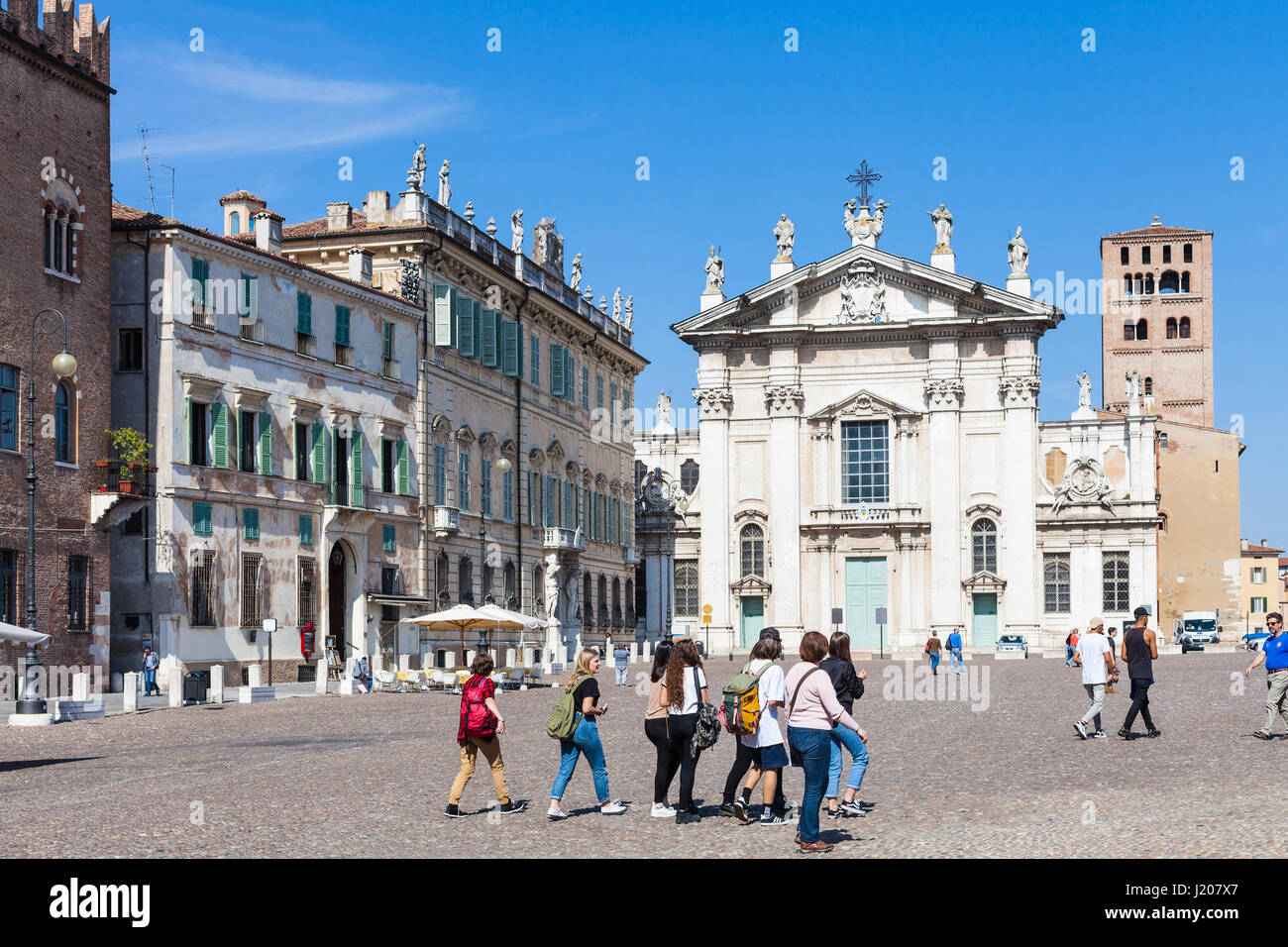 MANTUA, Italien - 31. März 2017: Touristen und Mantova Dom auf Piazza Sordello (Piazza San Pietro) in Mantua. Die heutige Kathedrale wurde rebui Stockfoto