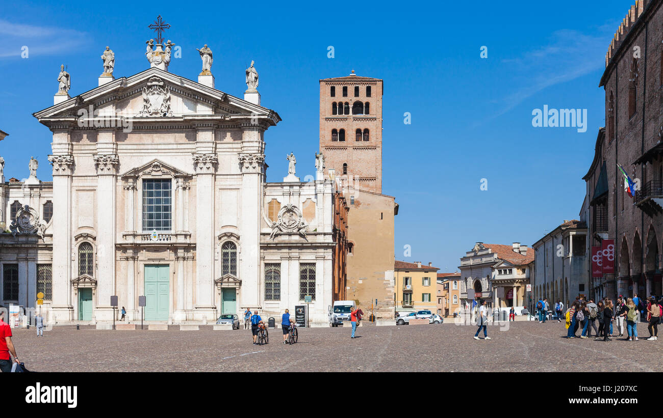 MANTUA, Italien - 31. März 2017: Menschen und Mantova Dom auf Piazza Sordello (Piazza San Pietro) in Mantua. Die heutige Kathedrale umgebaut Stockfoto