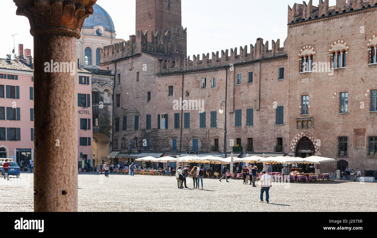 MANTUA, Italien - 31. März 2017: Menschen in der Nähe von Palazzo Bonacolsi (Castiglioni) auf Piazza Sordello in Mantua. Der Palast von ghibellinischen Zinnen gekrönt war Stockfoto