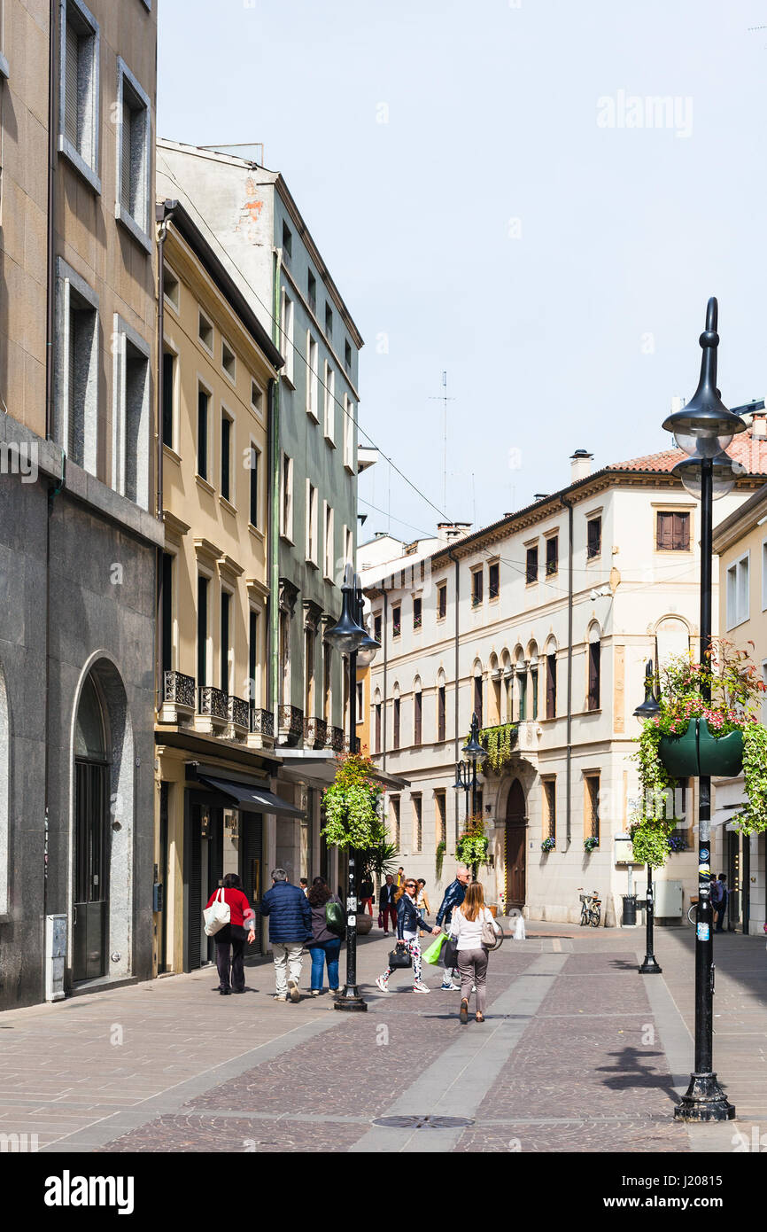 PADUA, Italien - 1. April 2017: Touristen auf der Straße in Padua Stadt im Frühjahr. Padua ist eine Stadt und Comune in Venetien, der Hauptstadt der Provinz Padua Stockfoto