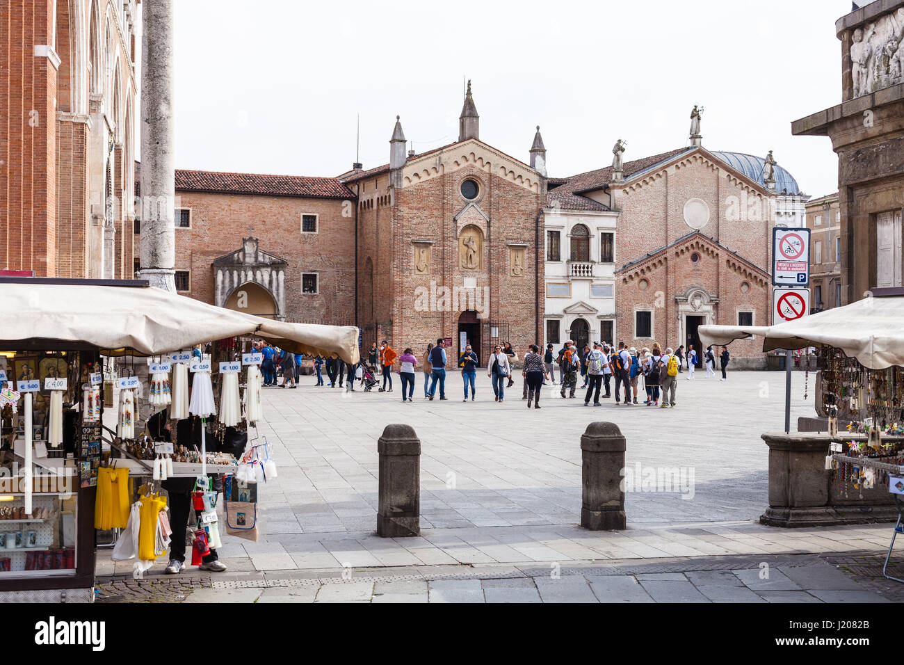 PADUA, Italien - 1. April 2017: Touristen auf Piazza Del Santo in der Nähe der Basilika des Heiligen Antonius in Padua Stadt im Frühjahr. Die Kirche begann in 123 gebaut werden Stockfoto