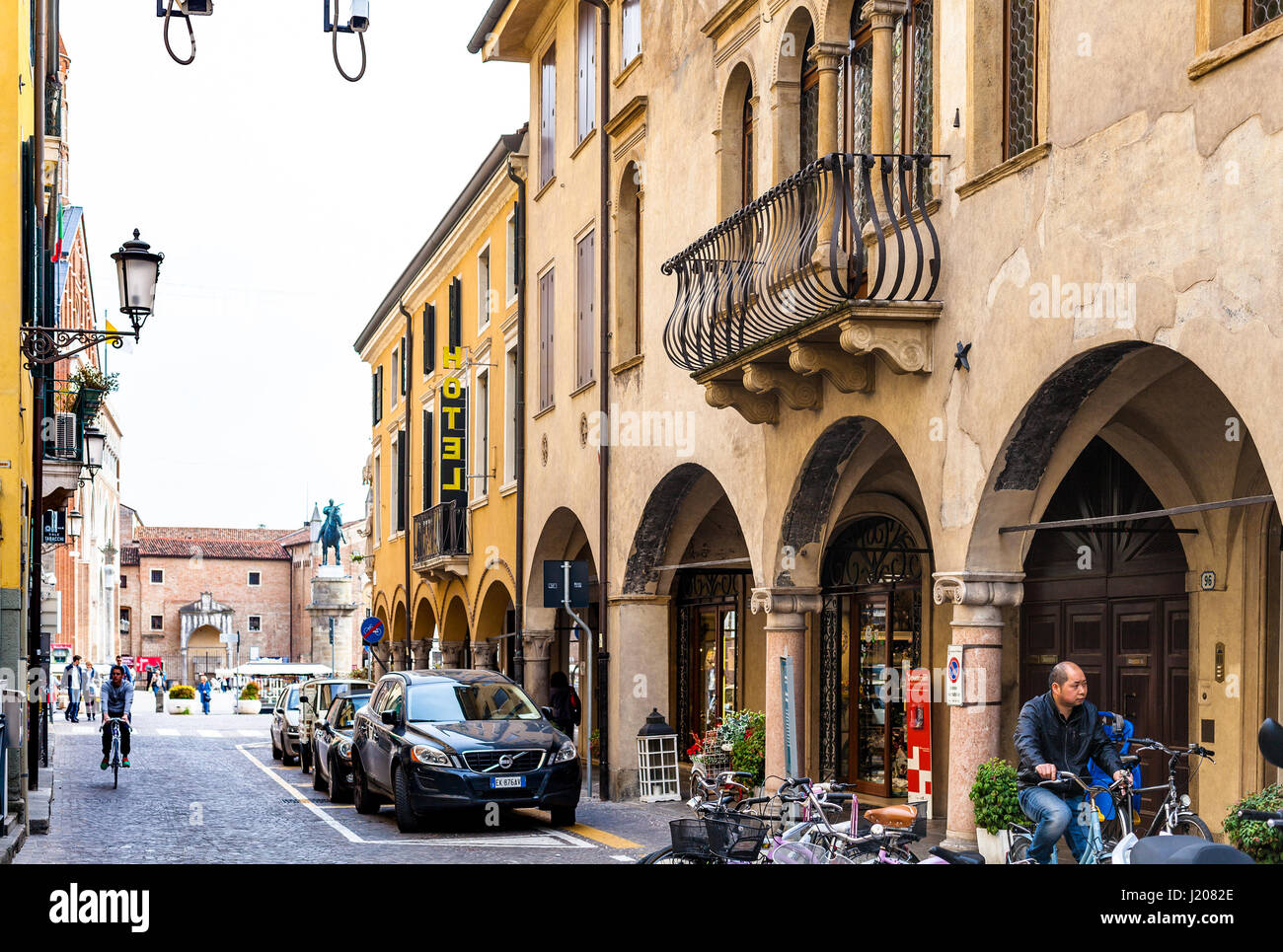 PADUA, Italien - 1. April 2017: Menschen auf der via del Santo in der Nähe von Basilika Sant Antonio in Padua Stadt im Frühjahr. Padua ist eine Stadt und Comune in Venetien, die c Stockfoto