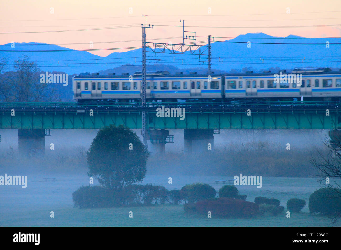 Chuo Line-Zug auf Tama Fluss Tachikawa Tokio Japan Stockfoto