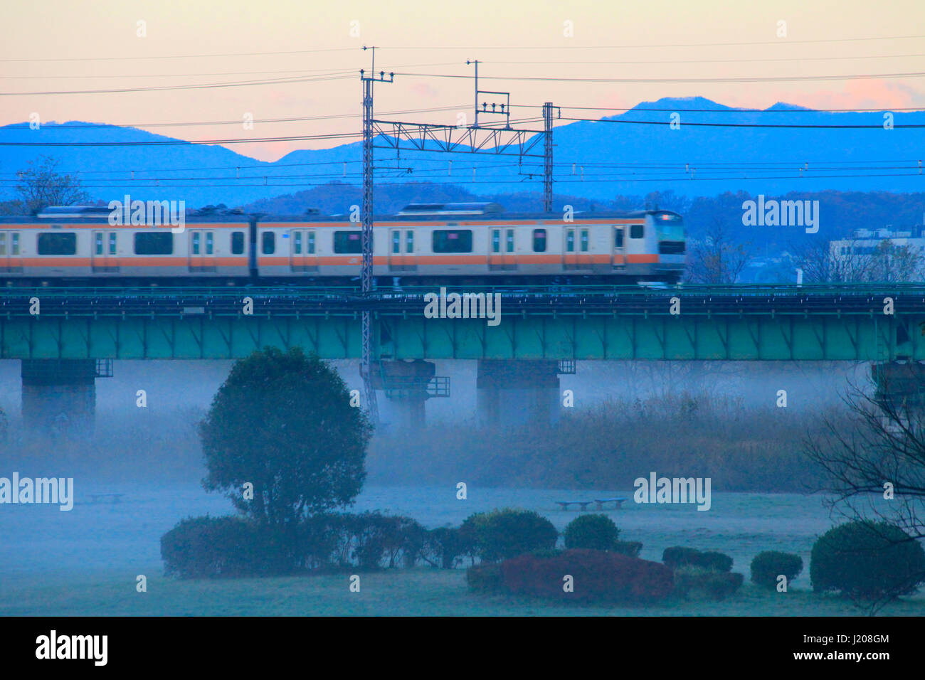Chuo Line-Zug auf Tama Fluss Tachikawa Tokio Japan Stockfoto