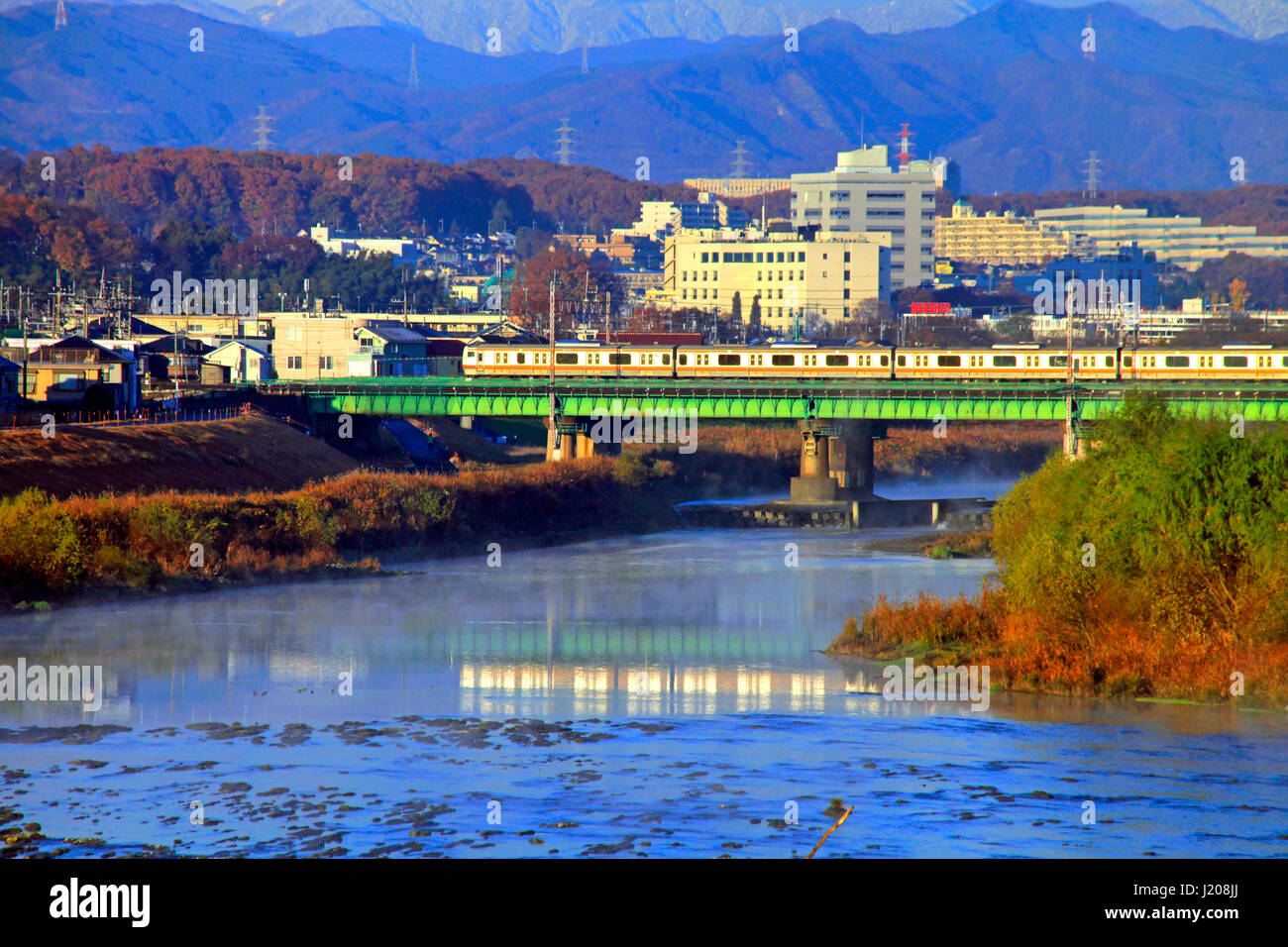 Chuo Line-Zug auf Tama Fluss Tachikawa Tokio Japan Stockfoto